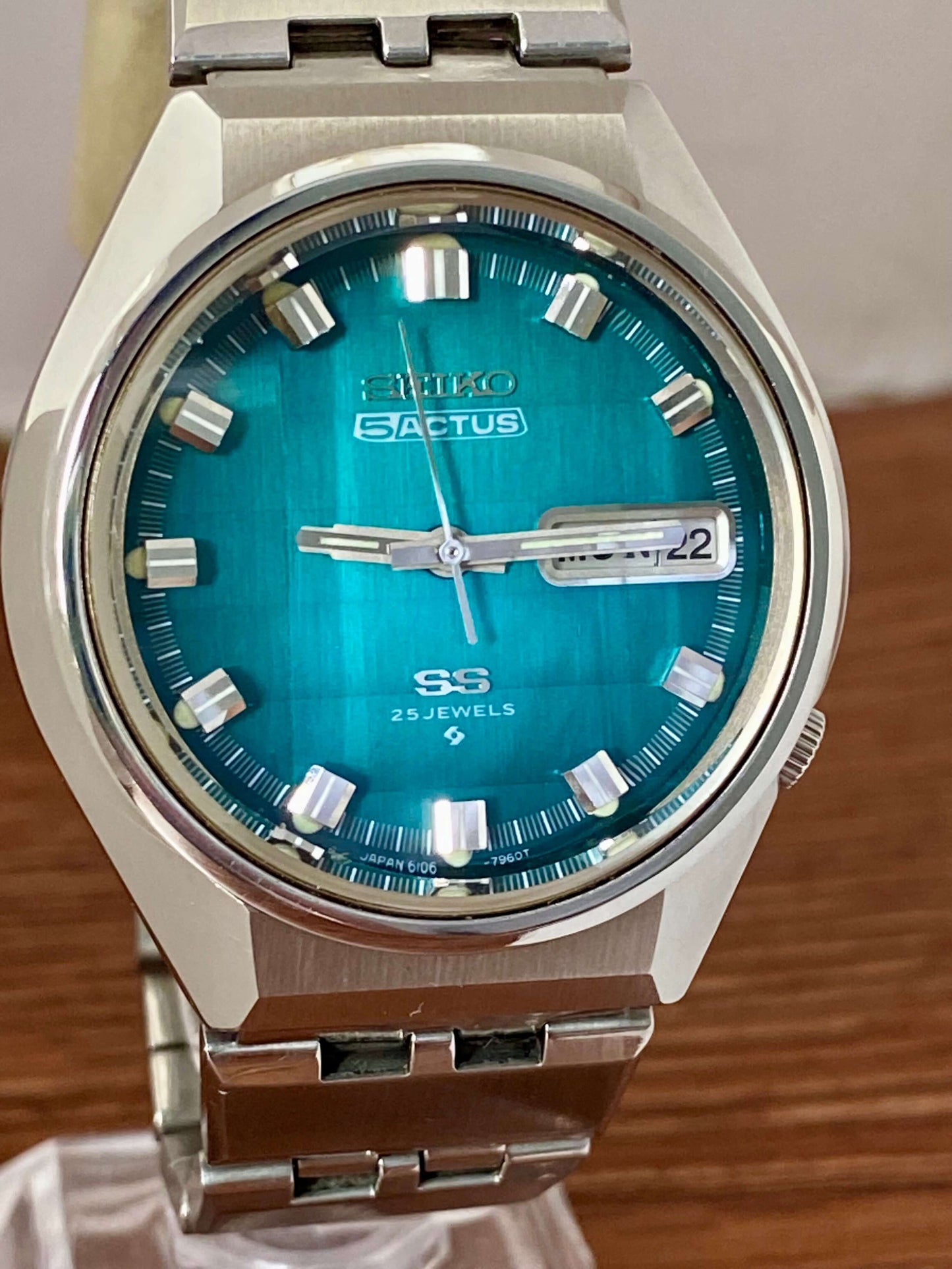 Vintage Seiko 5 Actus 6106-7690 in excellent condition with a rare turquoise dial, made in Japan in November 1973.