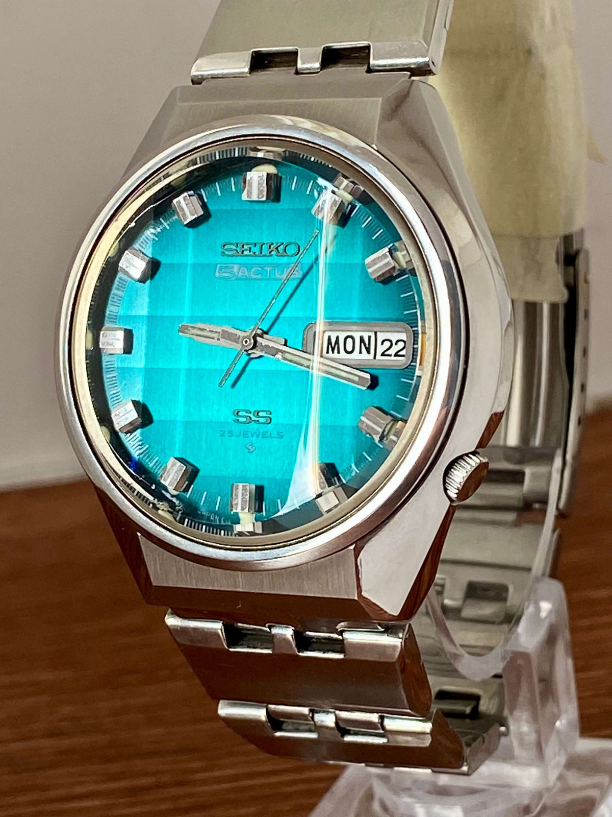 Vintage Seiko 5 Actus 6106-7690 with rare turquoise dial, excellent condition, made in Japan, November 1973.