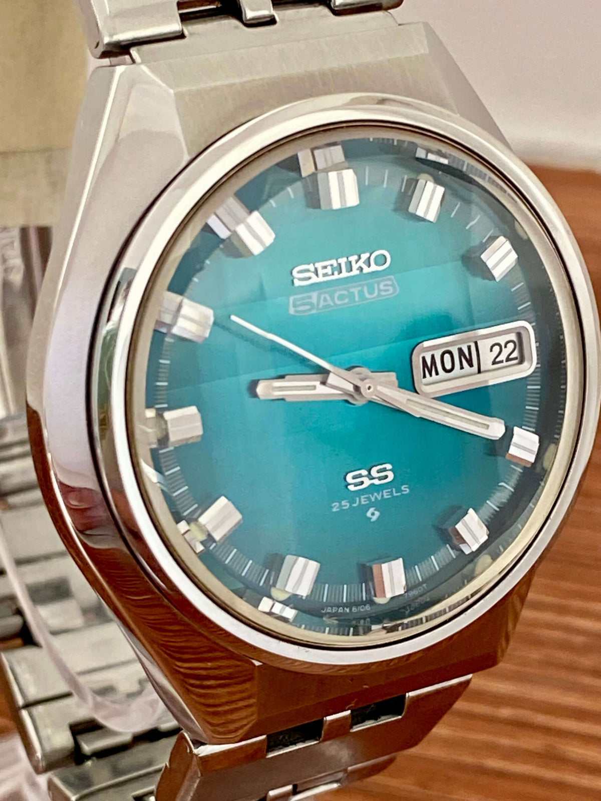 Vintage Seiko 5 Actus 6106-7690 with rare turquoise dial and stainless steel case, November 1973 watch.