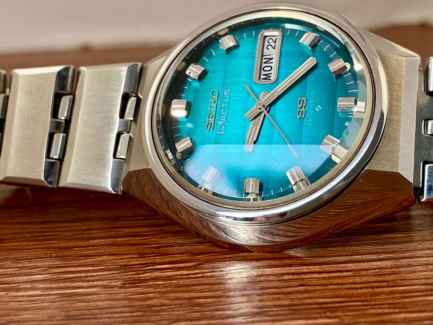 Vintage Seiko 5 Actus 6106-7690 showcasing a rare turquoise dial and stainless steel case, serviced and in excellent condition.