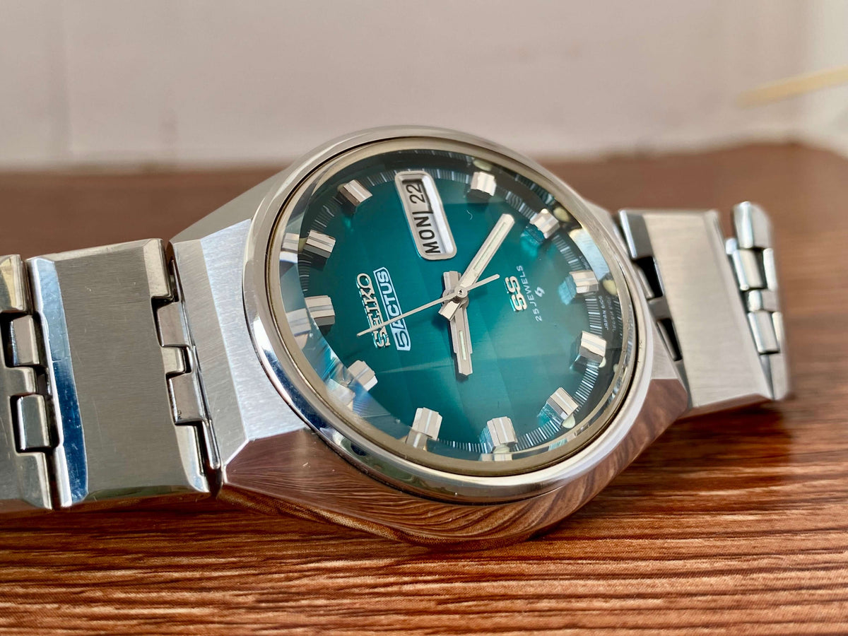 Vintage Seiko 5 Actus 6106-7690 with rare turquoise dial in excellent stainless steel condition