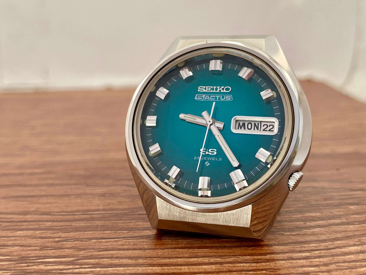 Vintage Seiko 5 Actus 6106-7690 with rare turquoise dial, stainless steel case, made in November 1973.