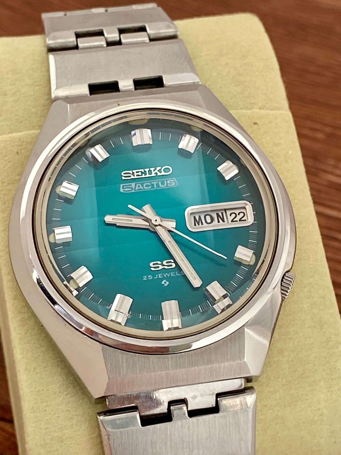 Vintage Seiko 5 Actus 6106-7690 watch with rare turquoise dial and stainless steel case, made in November 1973.