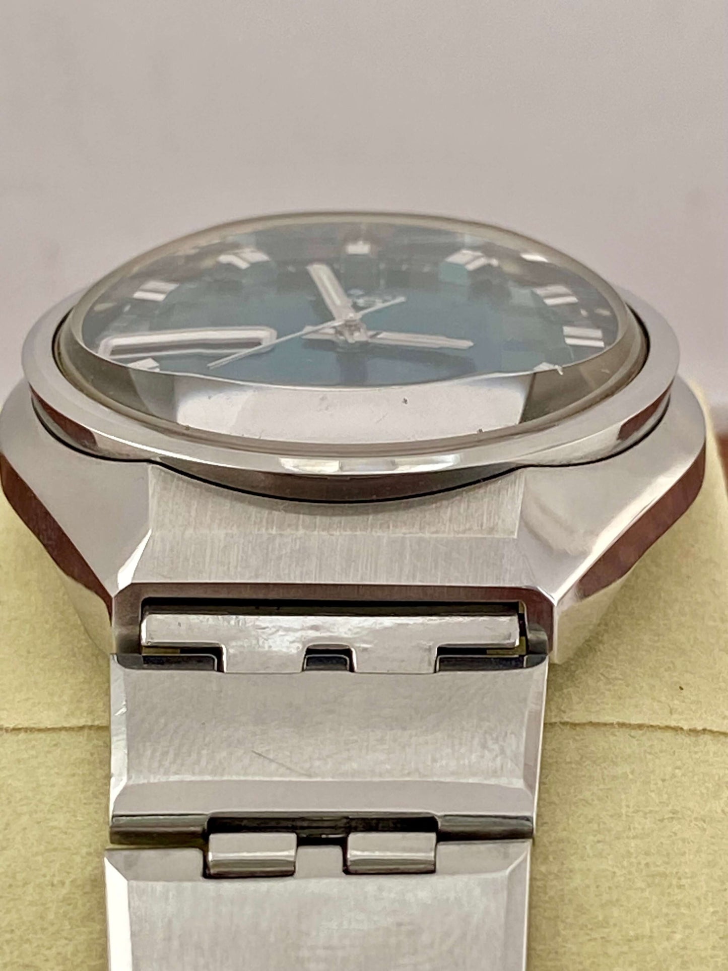 Vintage Seiko 5 Actus 6106-7690 showcasing the rare turquoise dial and stainless steel case.