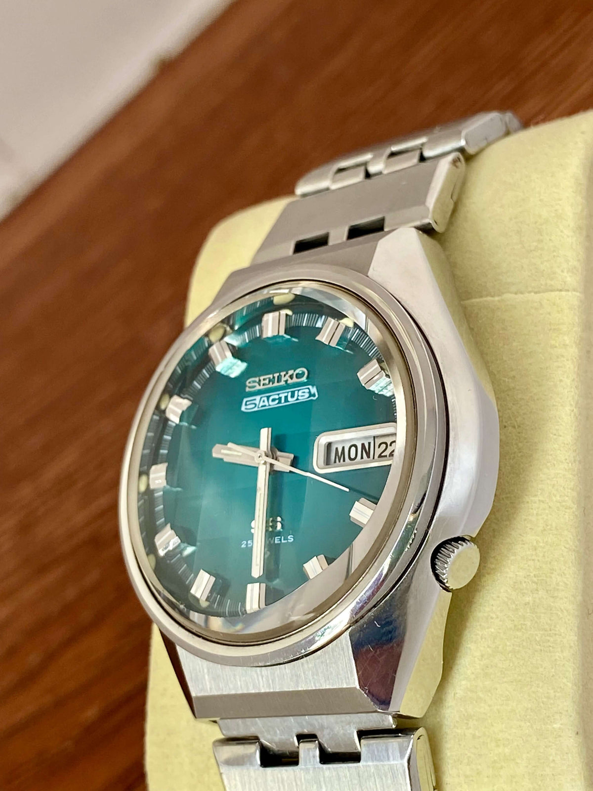 Vintage Seiko 5 Actus 6106-7690 with rare turquoise dial and stainless steel case, serviced and in excellent condition.