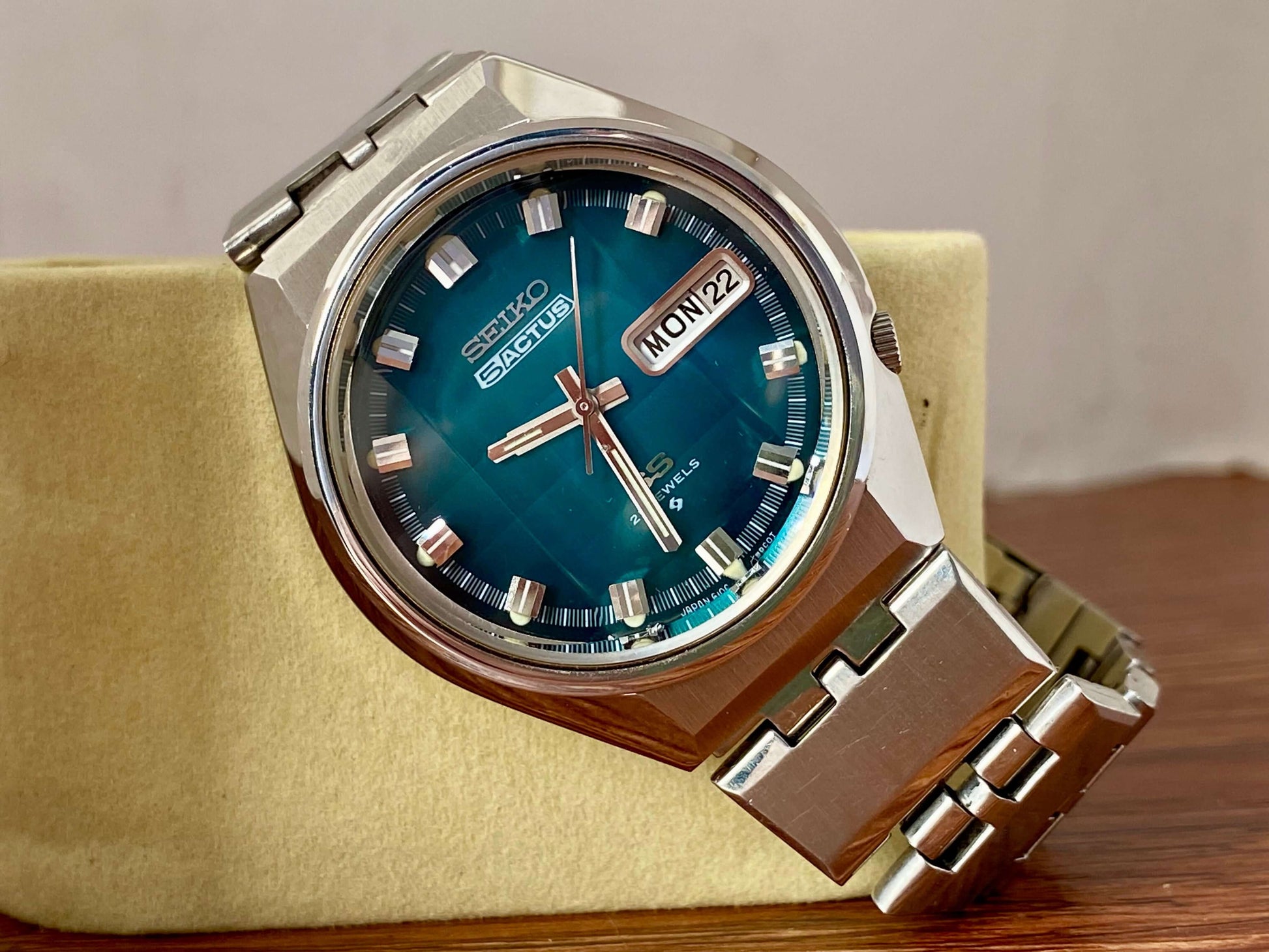 Vintage Seiko 5 Actus 6106-7690 with Turquoise Dial and Stainless Steel Bracelet