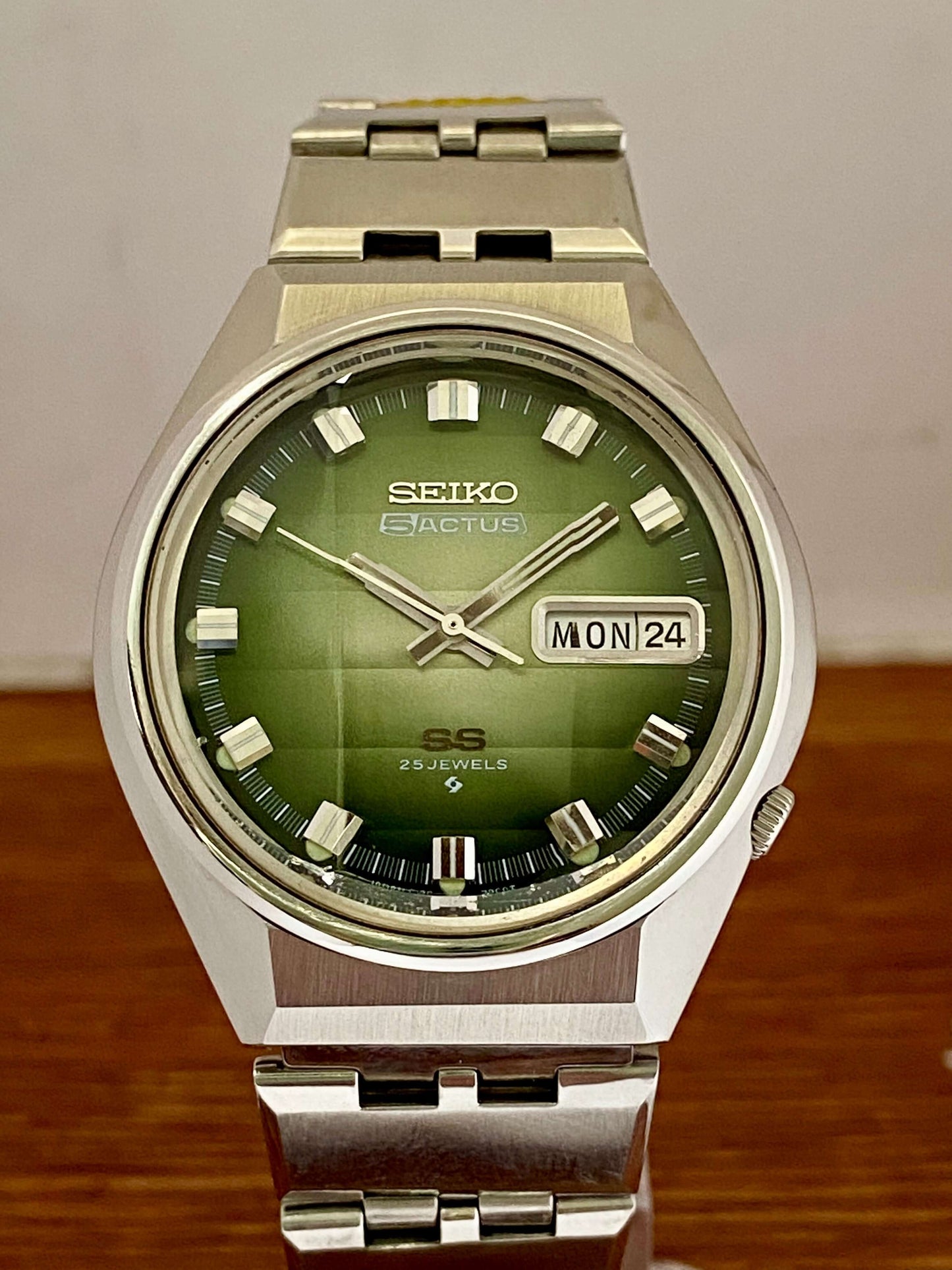 Vintage Seiko 5 Actus 6106-7690 with green dial and stainless steel bracelet, Japanese watch from September 1973.