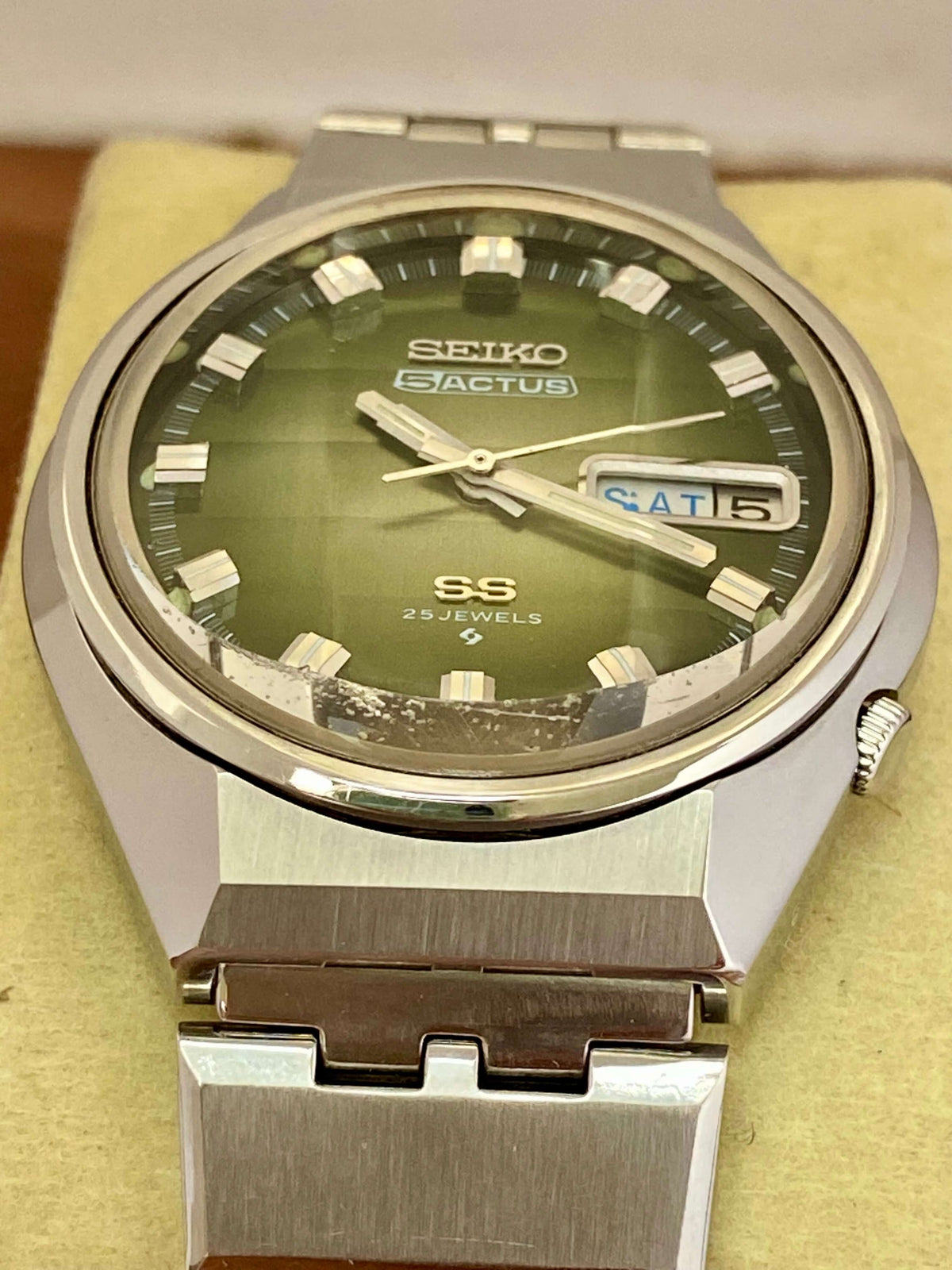 Vintage Seiko 5 Actus 6106-7690 with green dial, stainless steel case and original crystal.