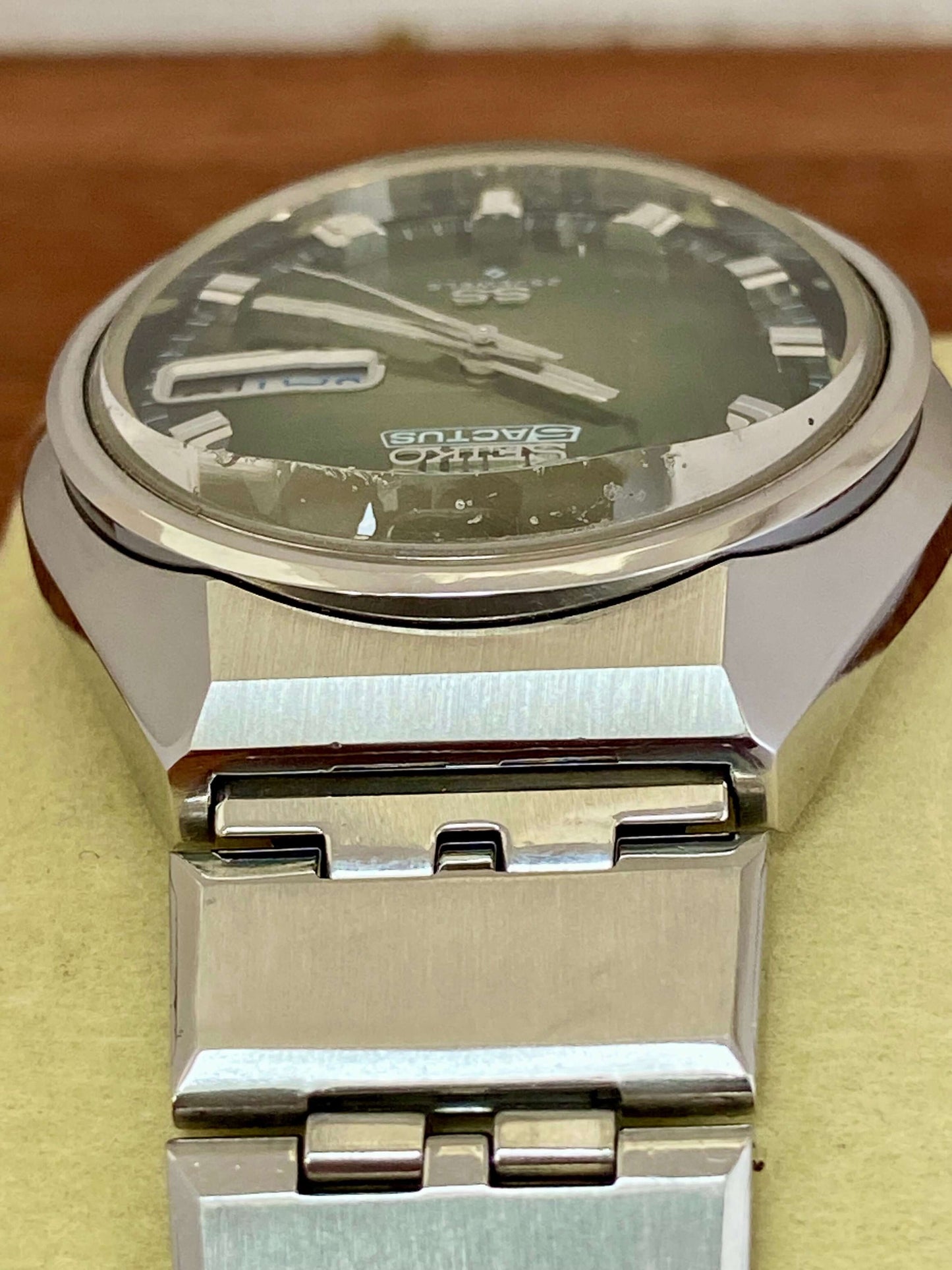 Vintage Seiko 5 Actus 6106-7690 showing green dial and stainless steel case, September 1973.