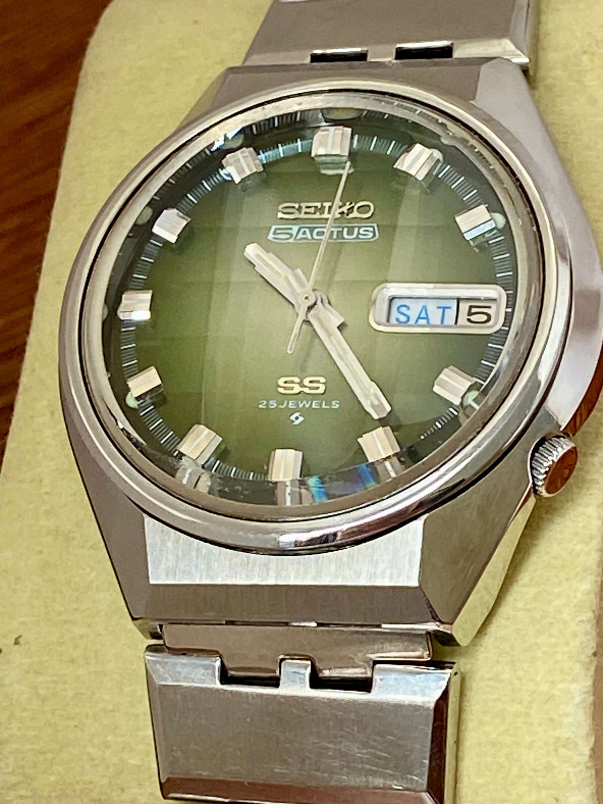 Vintage Seiko 5 Actus 6106-7690 with rare green dial and stainless steel case, September 1973, excellent condition.