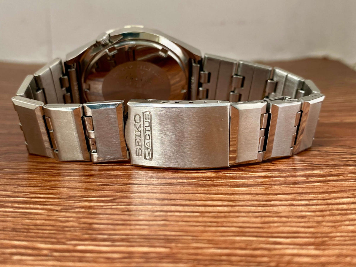 Vintage Seiko 5 Actus 6106-7690 stainless steel bracelet and case rear view