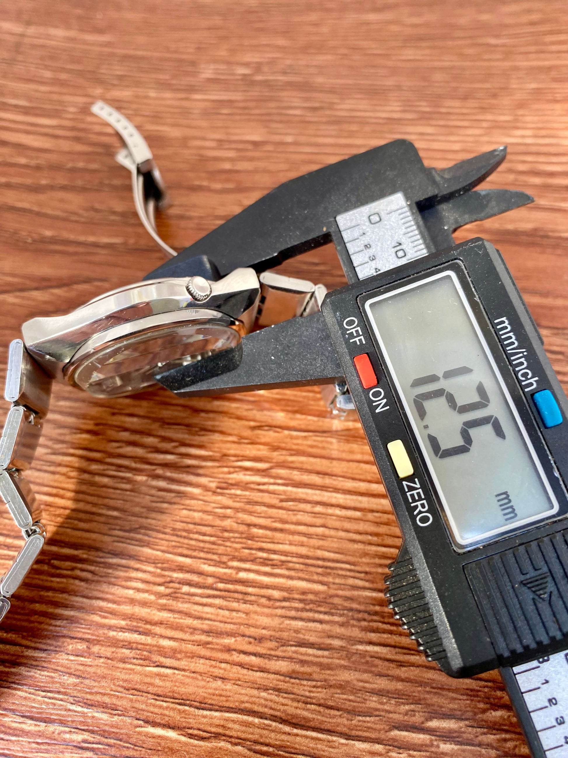 Measuring the case thickness of a Vintage Seiko 5 Actus 6106-7690 watch with a caliper.