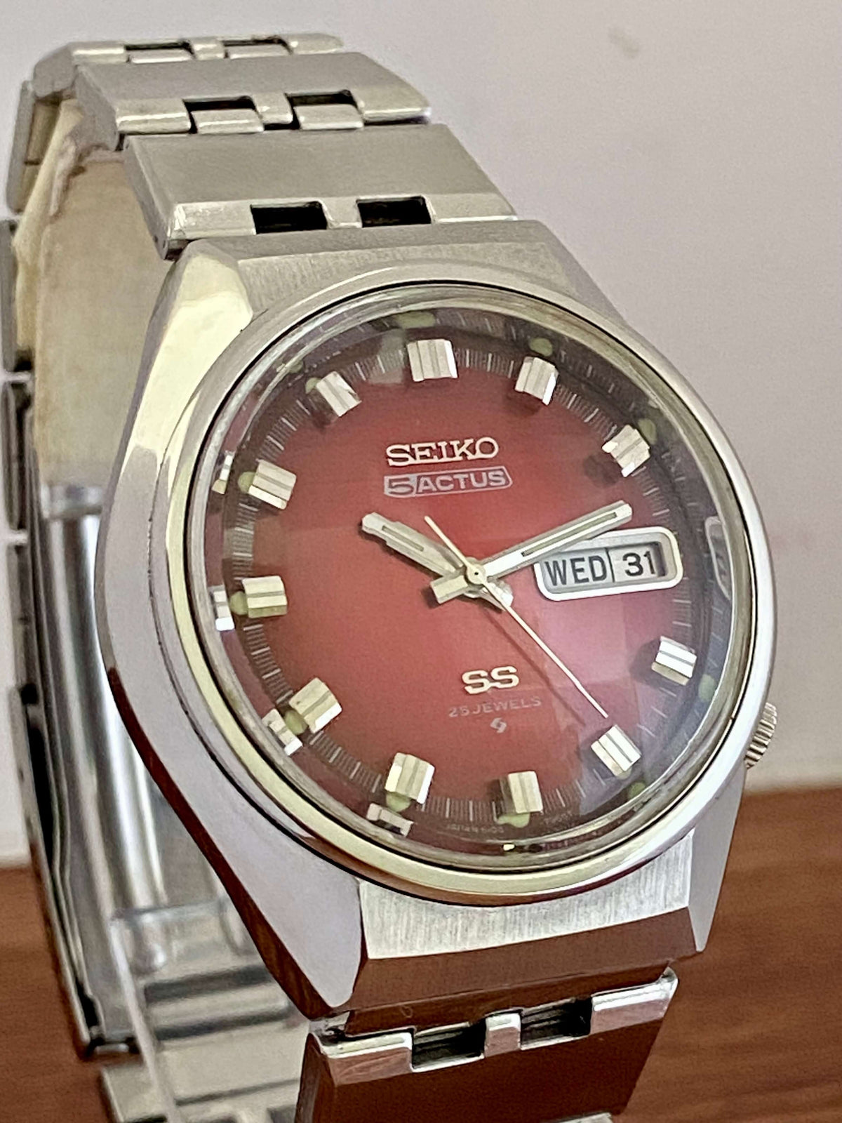 Vintage Seiko 5 Actus 6106-7690 SS SERVICED Red Dial, October 1973