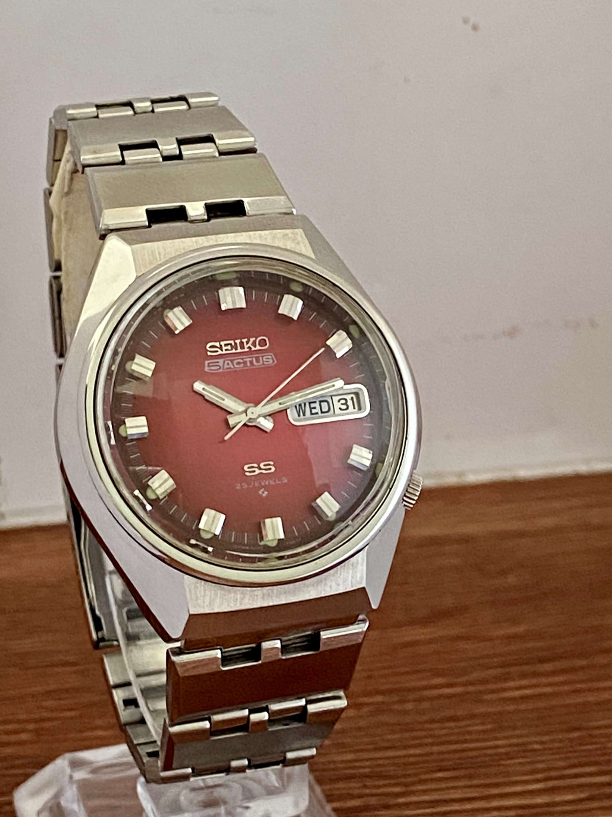 Vintage Seiko 5 Actus 6106-7690 SS SERVICED Red Dial, October 1973