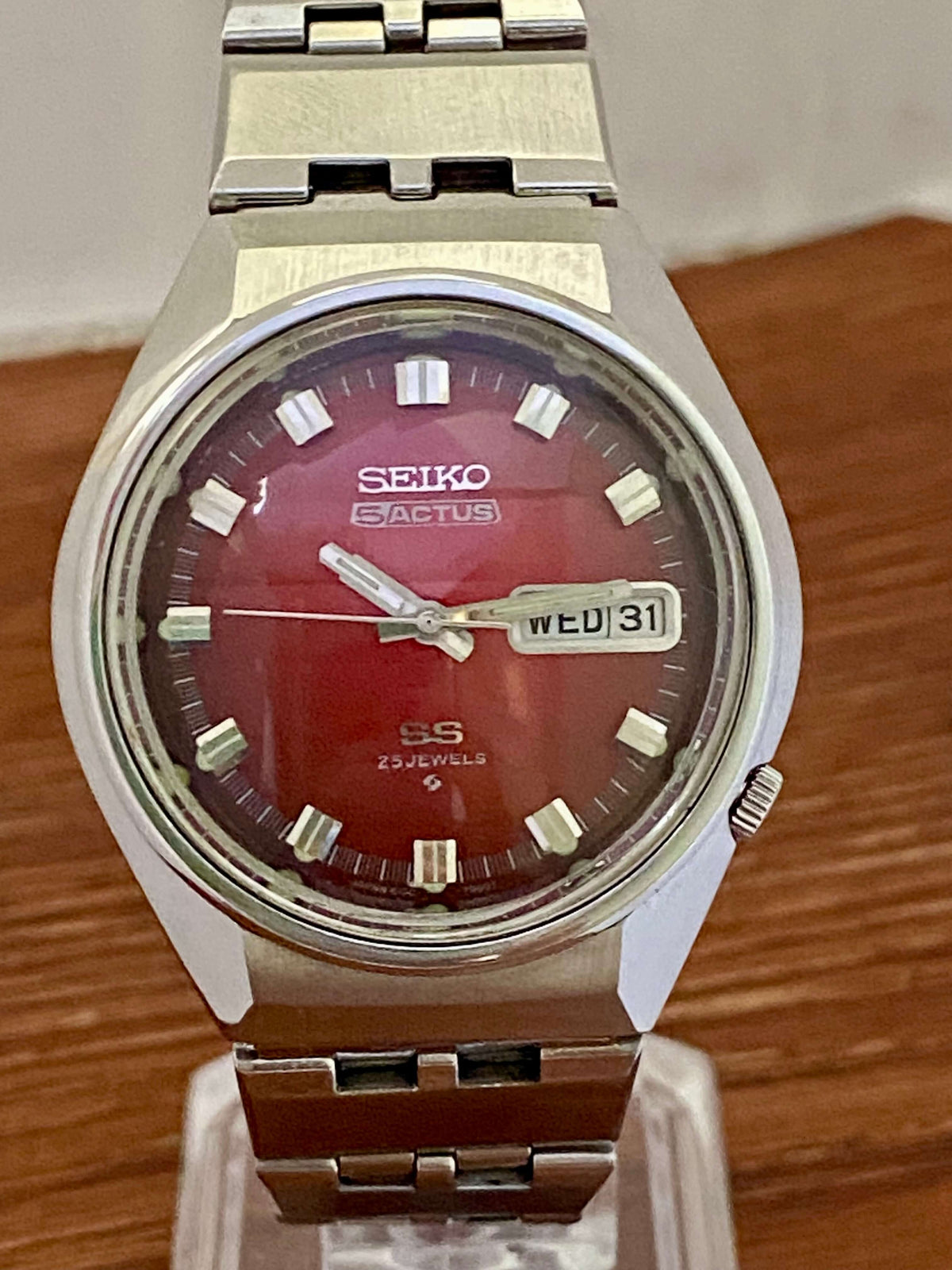 Vintage Seiko 5 Actus 6106-7690 SS SERVICED Red Dial, October 1973