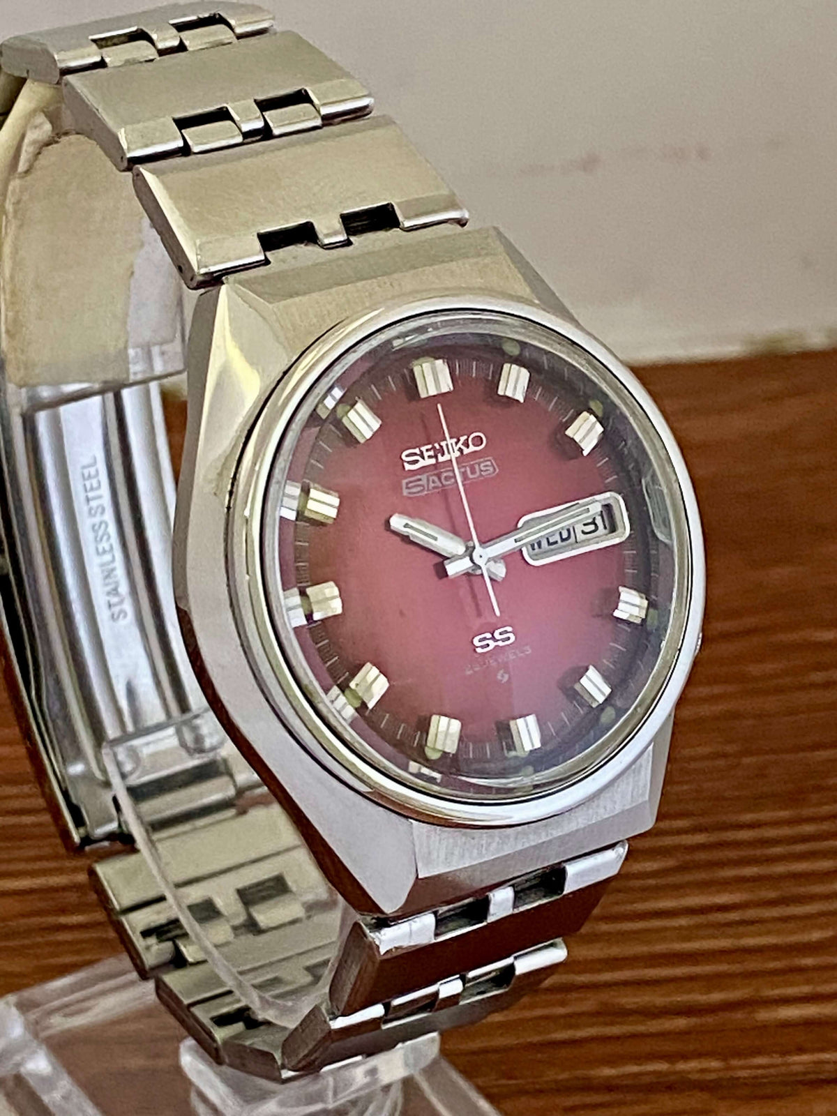 Vintage Seiko 5 Actus 6106-7690 SS SERVICED Red Dial, October 1973