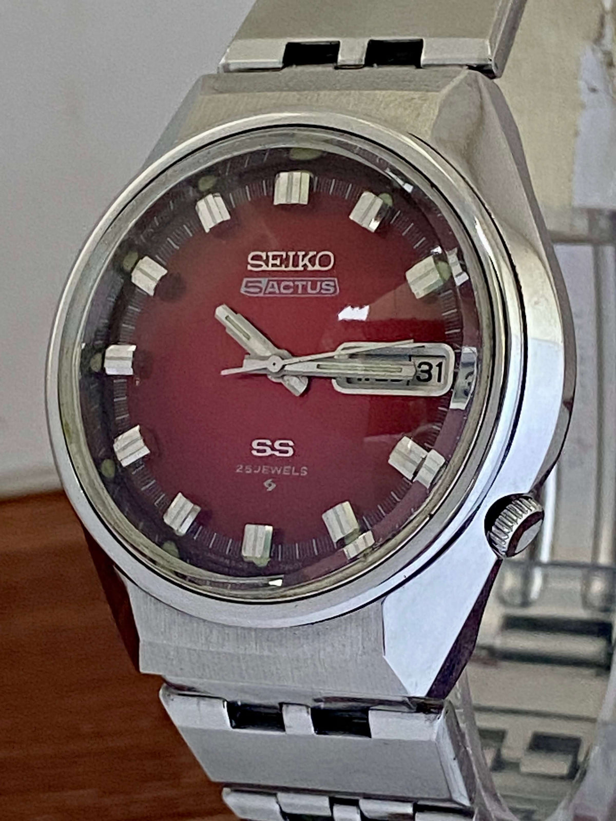 Vintage Seiko 5 Actus 6106-7690 SS SERVICED Red Dial, October 1973