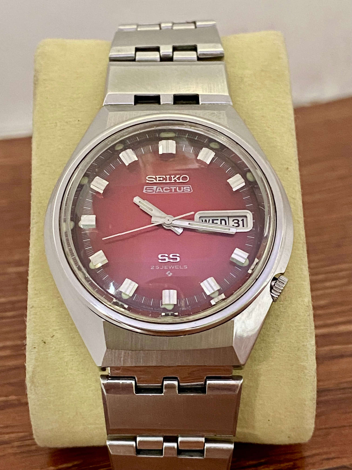 Vintage Seiko 5 Actus 6106-7690 SS SERVICED Red Dial, October 1973