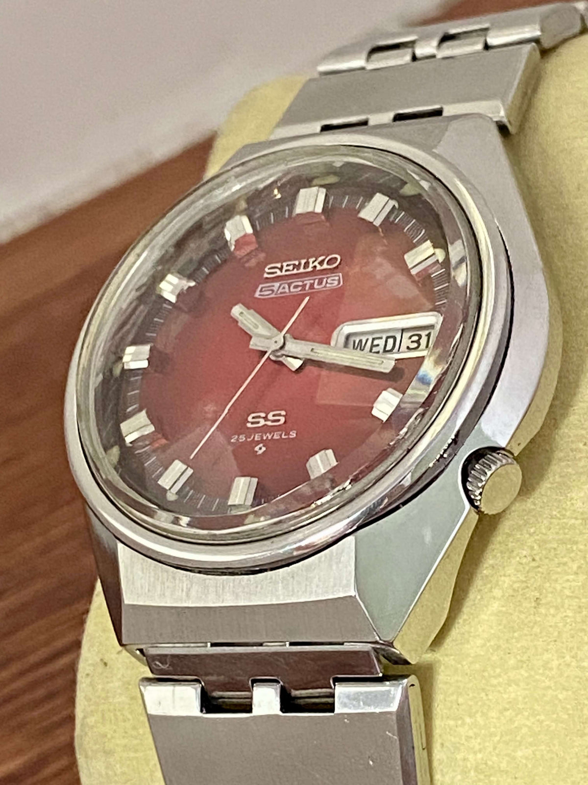 Vintage Seiko 5 Actus 6106-7690 SS SERVICED Red Dial, October 1973