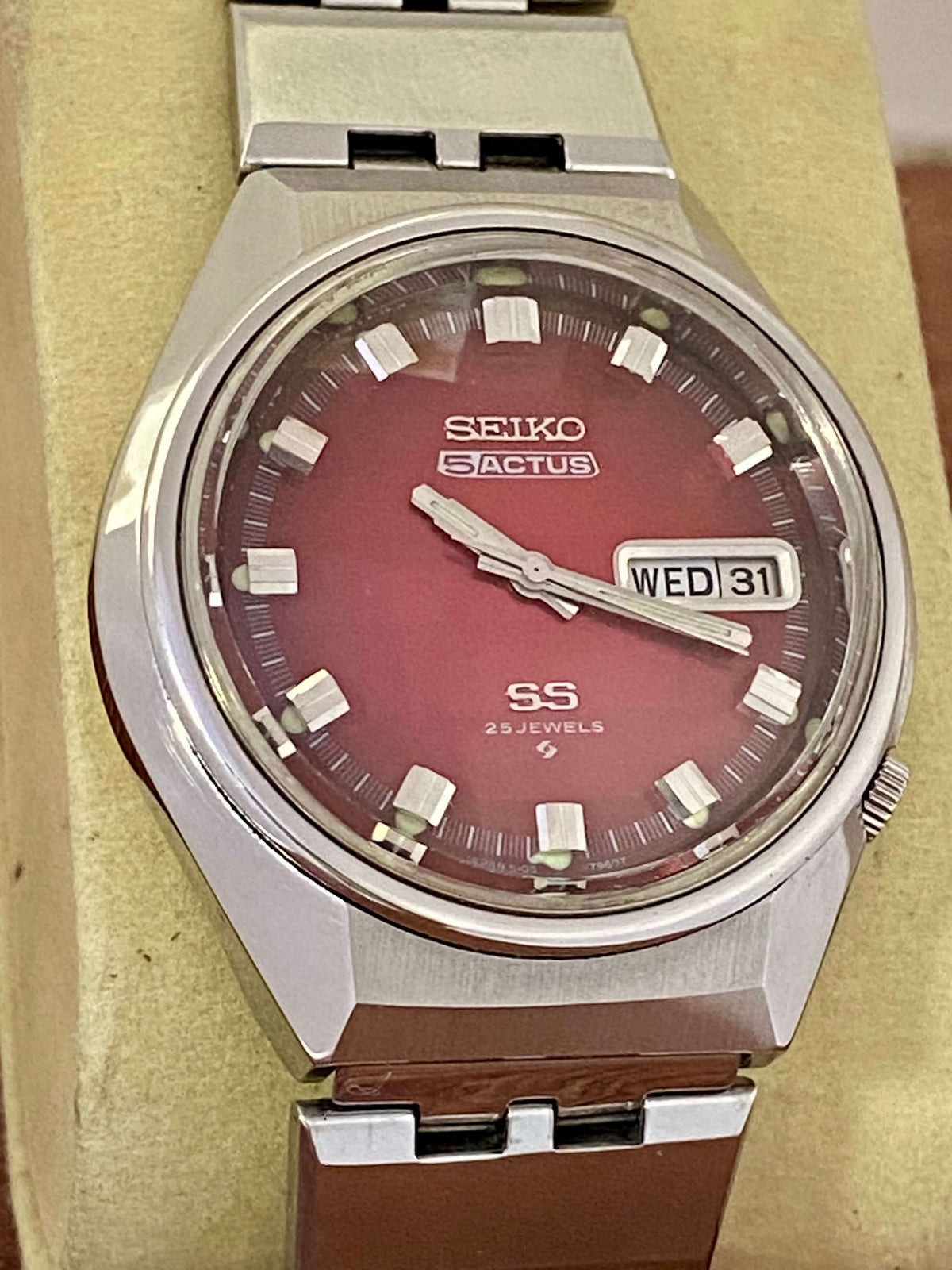 Vintage Seiko 5 Actus 6106-7690 SS SERVICED Red Dial, October 1973