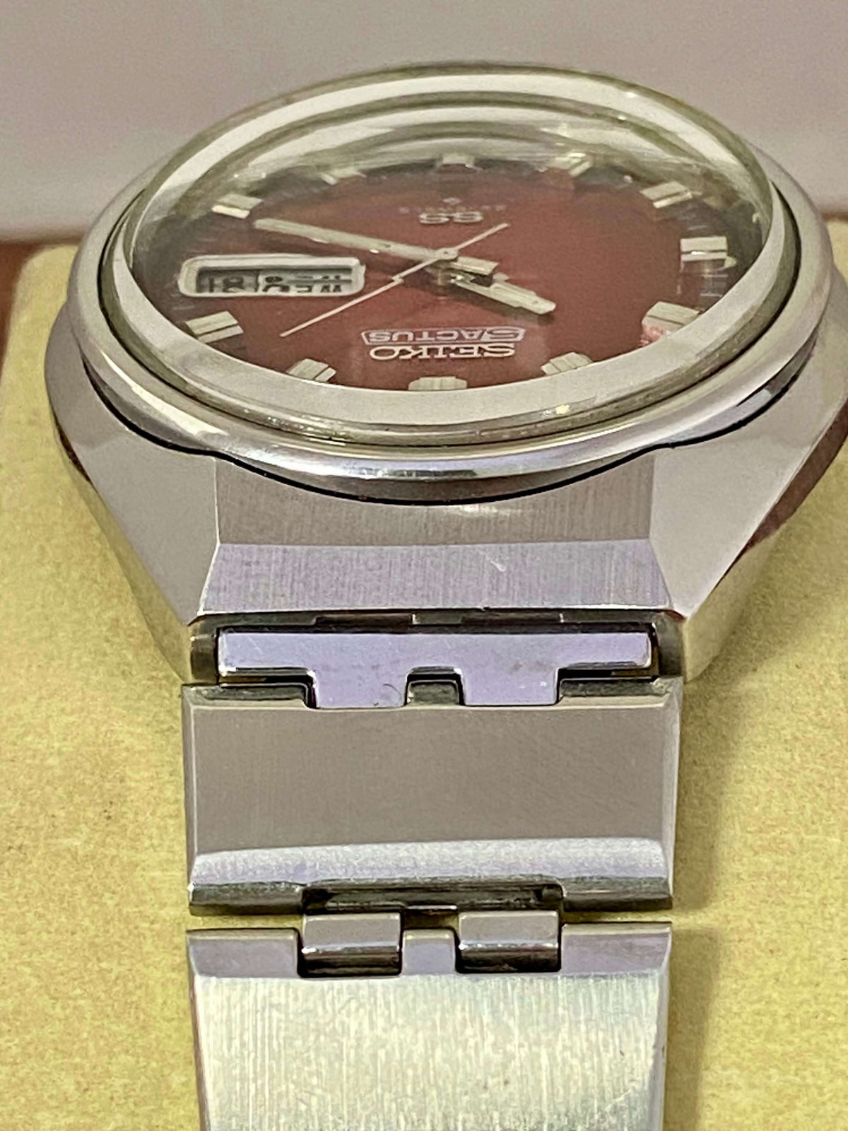 Vintage Seiko 5 Actus 6106-7690 SS SERVICED Red Dial, October 1973