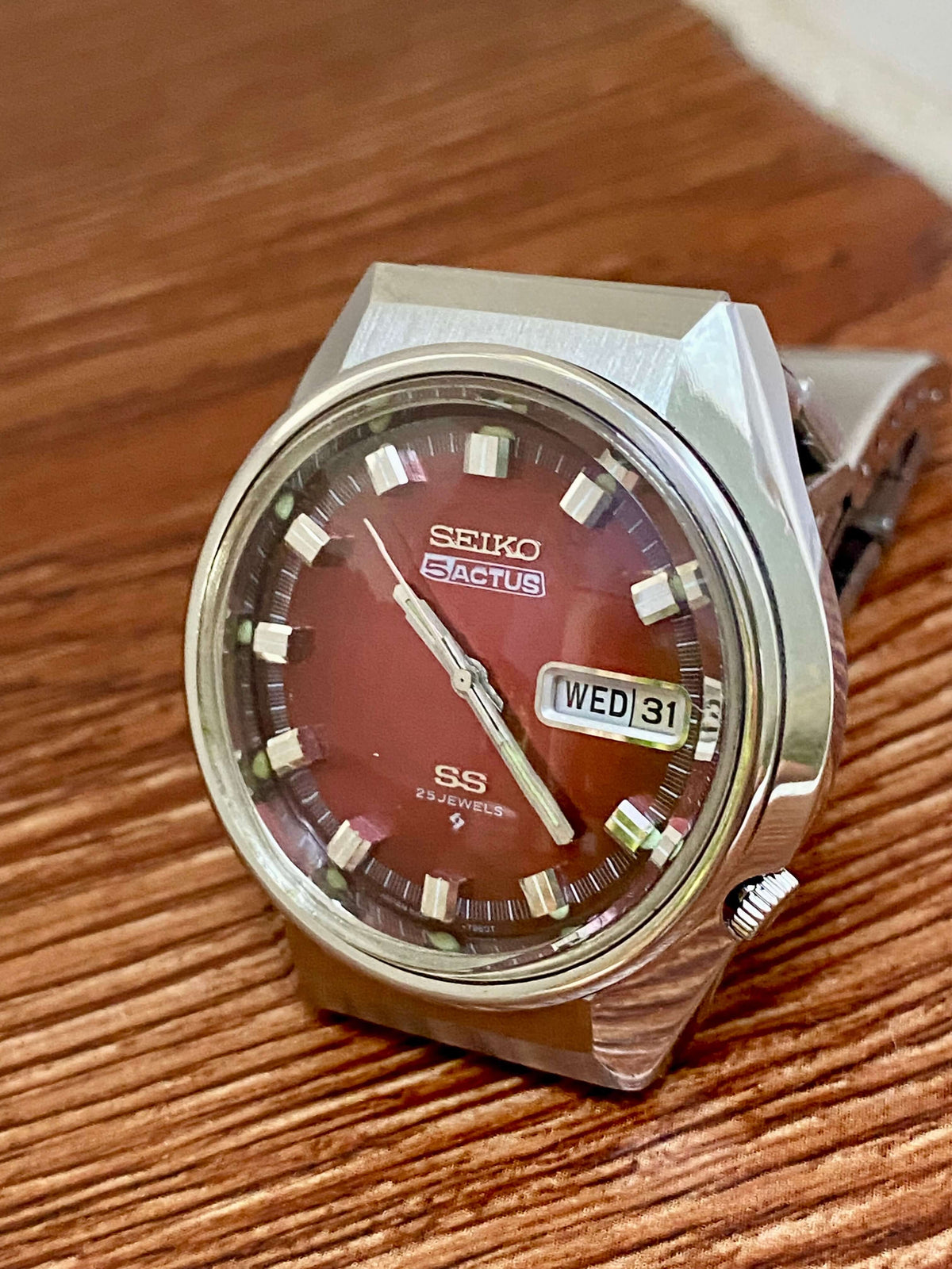 Vintage Seiko 5 Actus 6106-7690 SS SERVICED Red Dial, October 1973