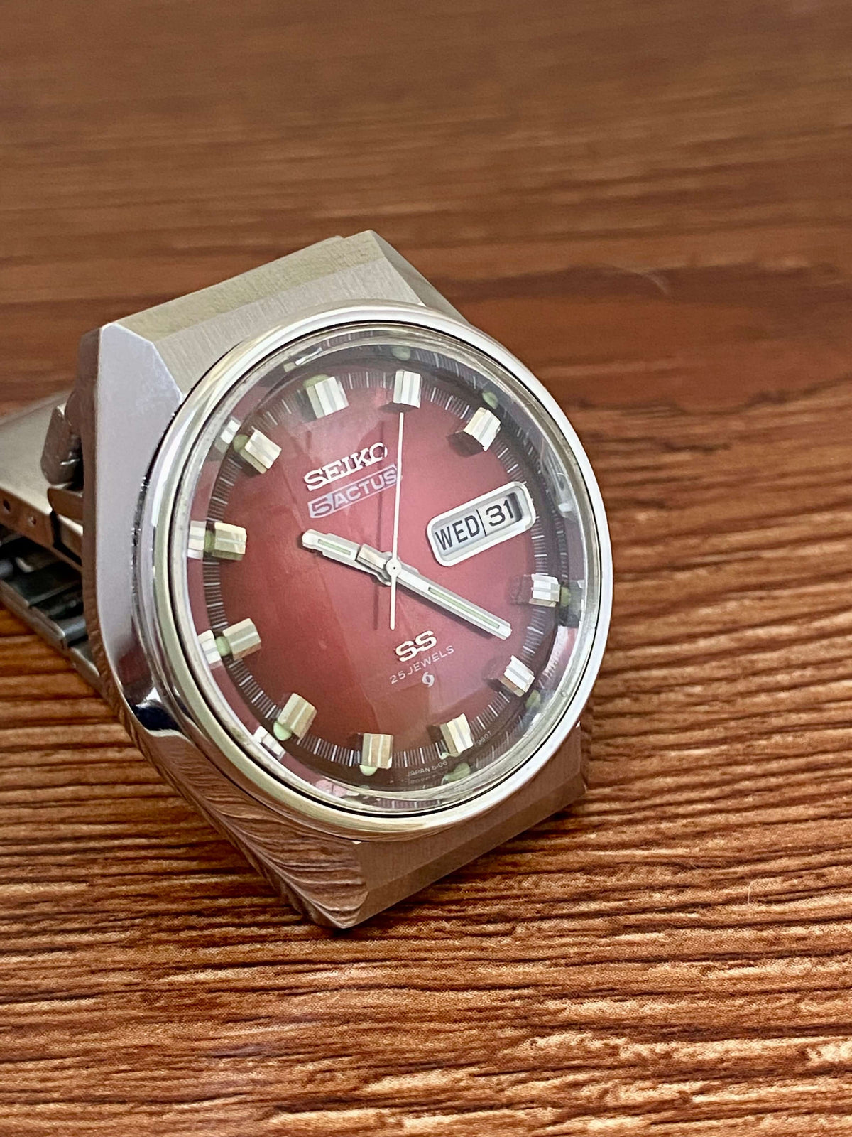 Vintage Seiko 5 Actus 6106-7690 SS SERVICED Red Dial, October 1973