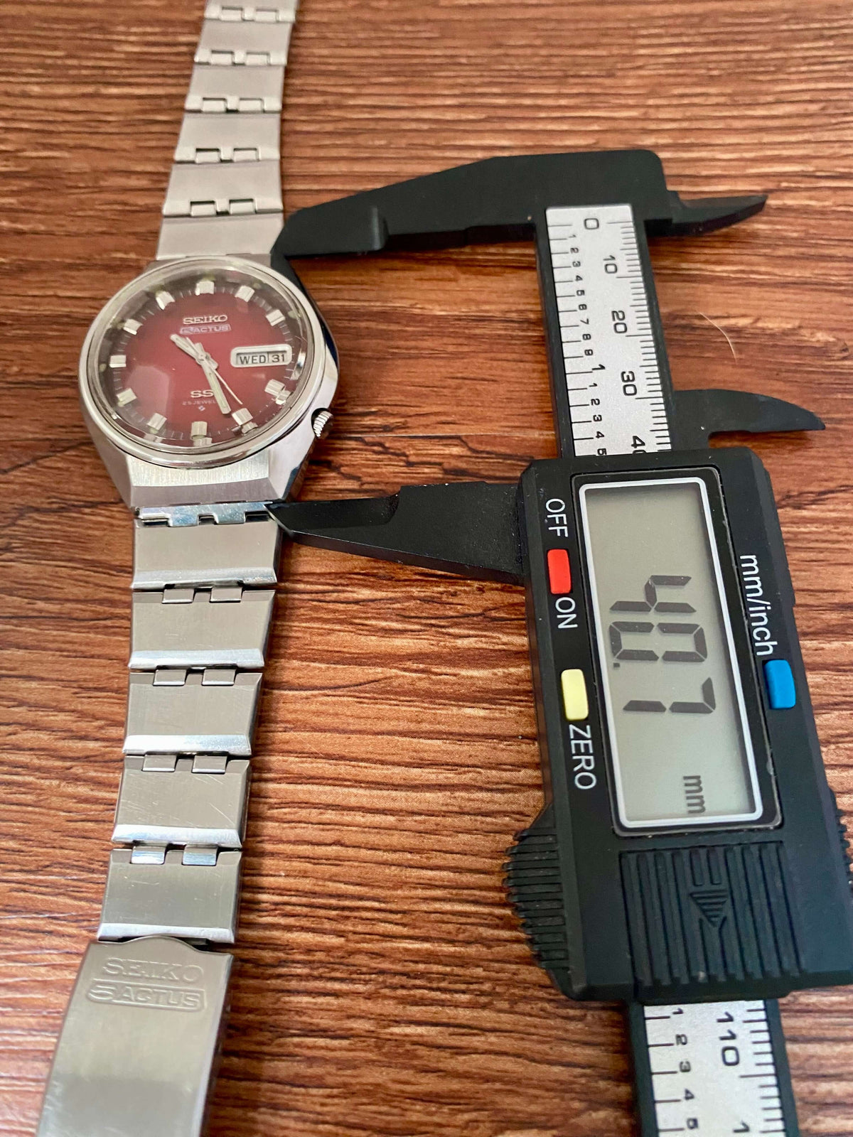 Vintage Seiko 5 Actus 6106-7690 SS SERVICED Red Dial, October 1973