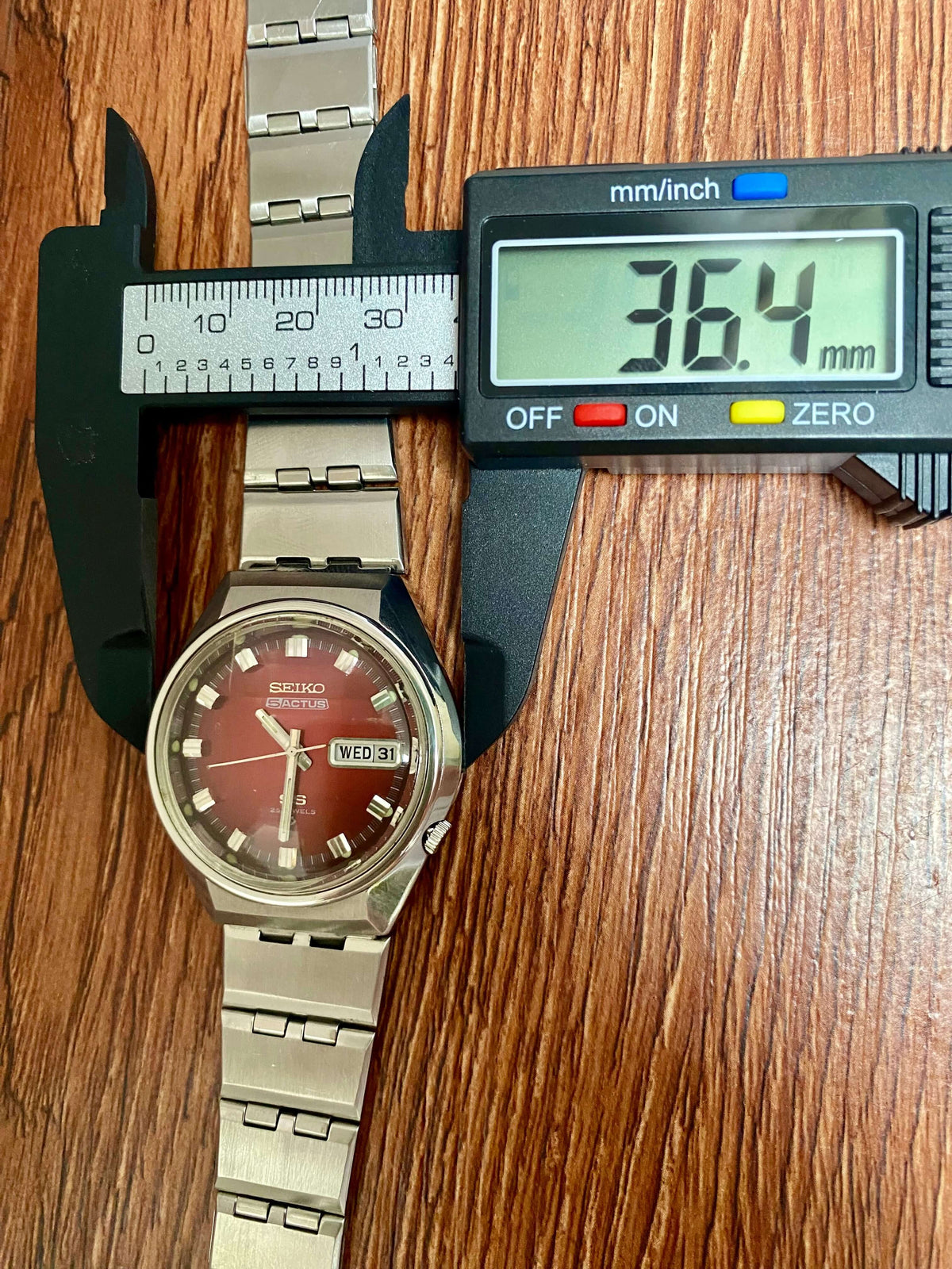 Vintage Seiko 5 Actus 6106-7690 SS SERVICED Red Dial, October 1973