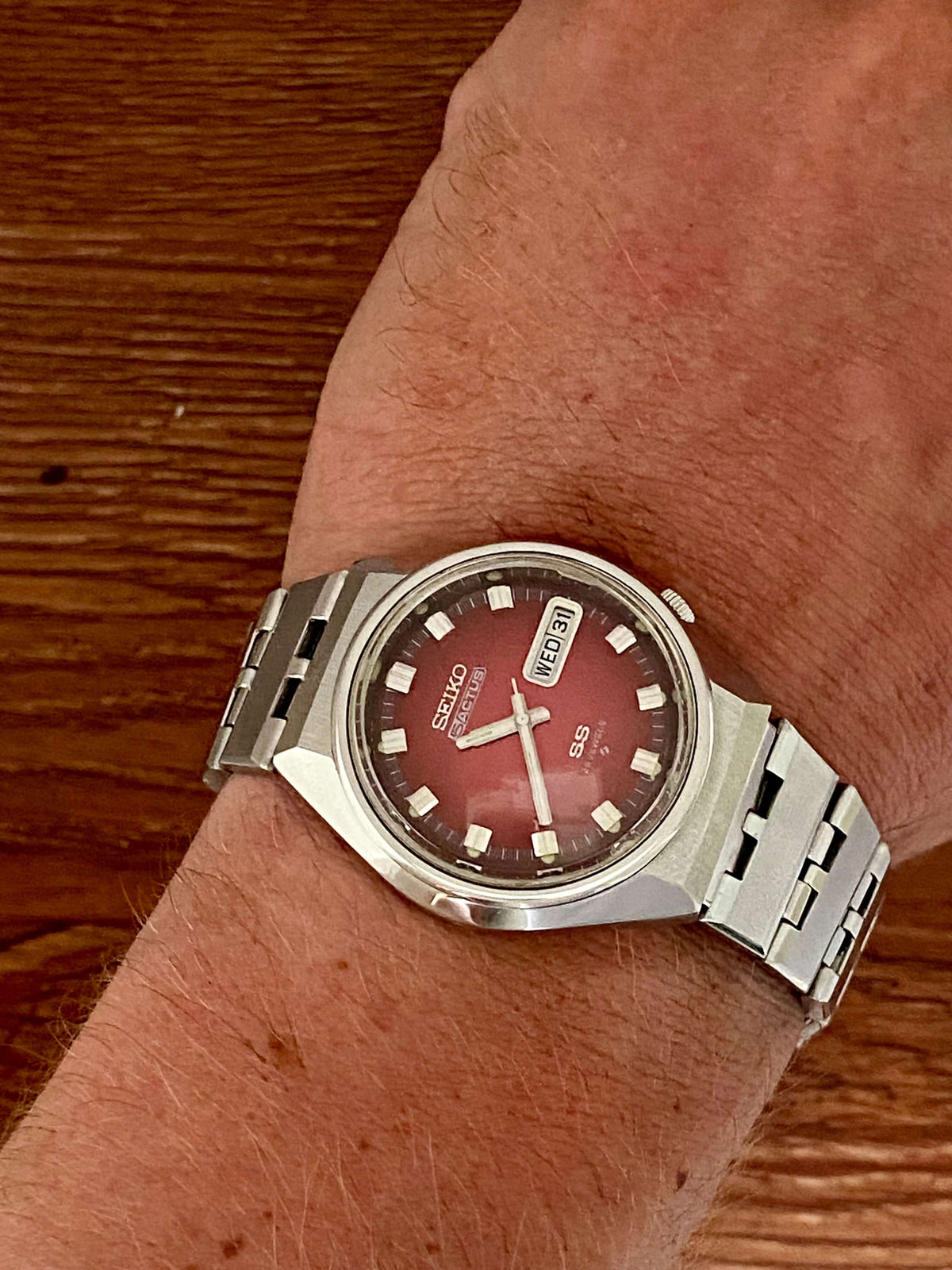 Vintage Seiko 5 Actus 6106-7690 SS SERVICED Red Dial, October 1973