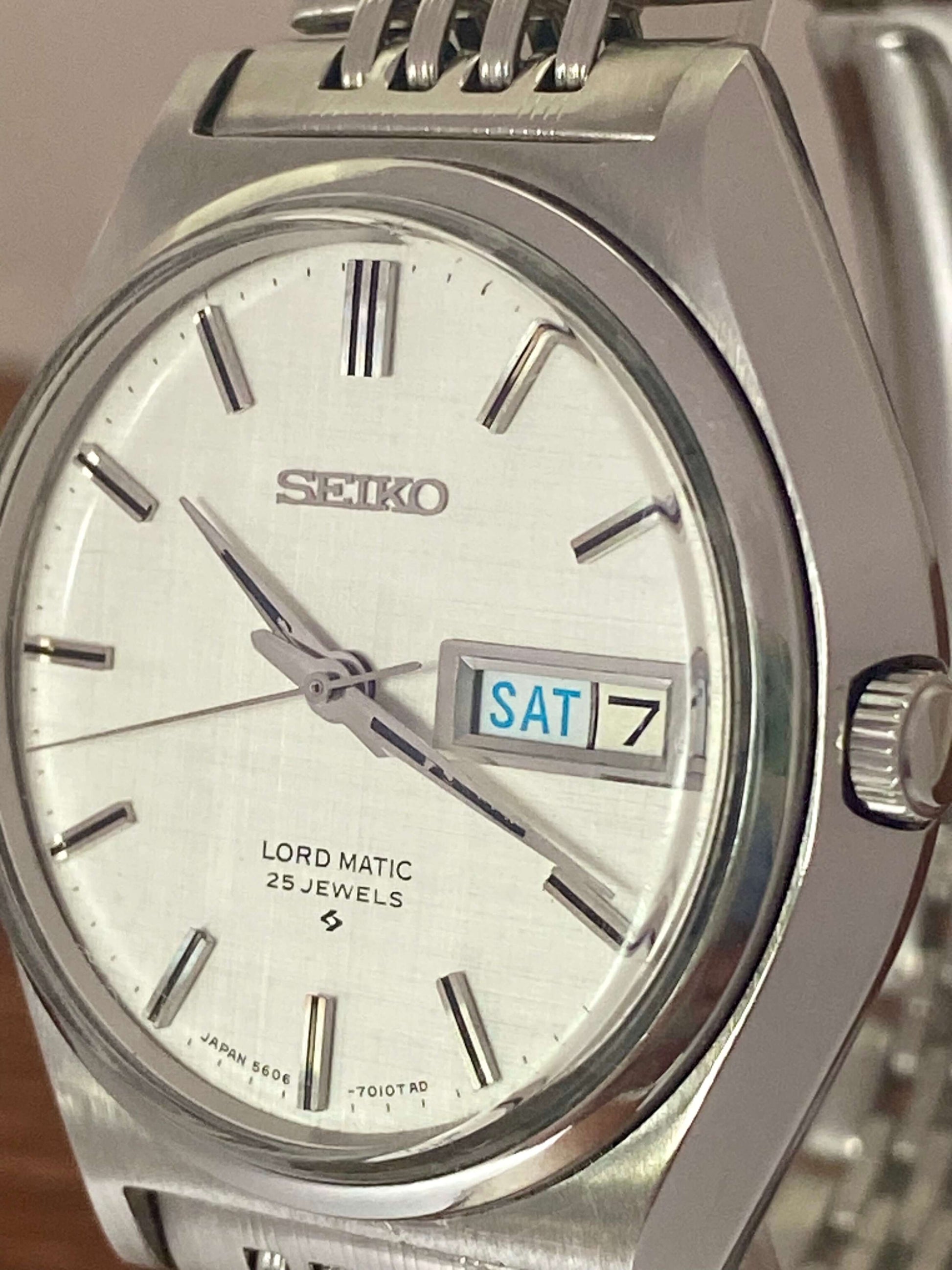 Vintage Seiko Lord Matic 5606-7010 with original white linen dial, Japanese craftsmanship, 1968 model.