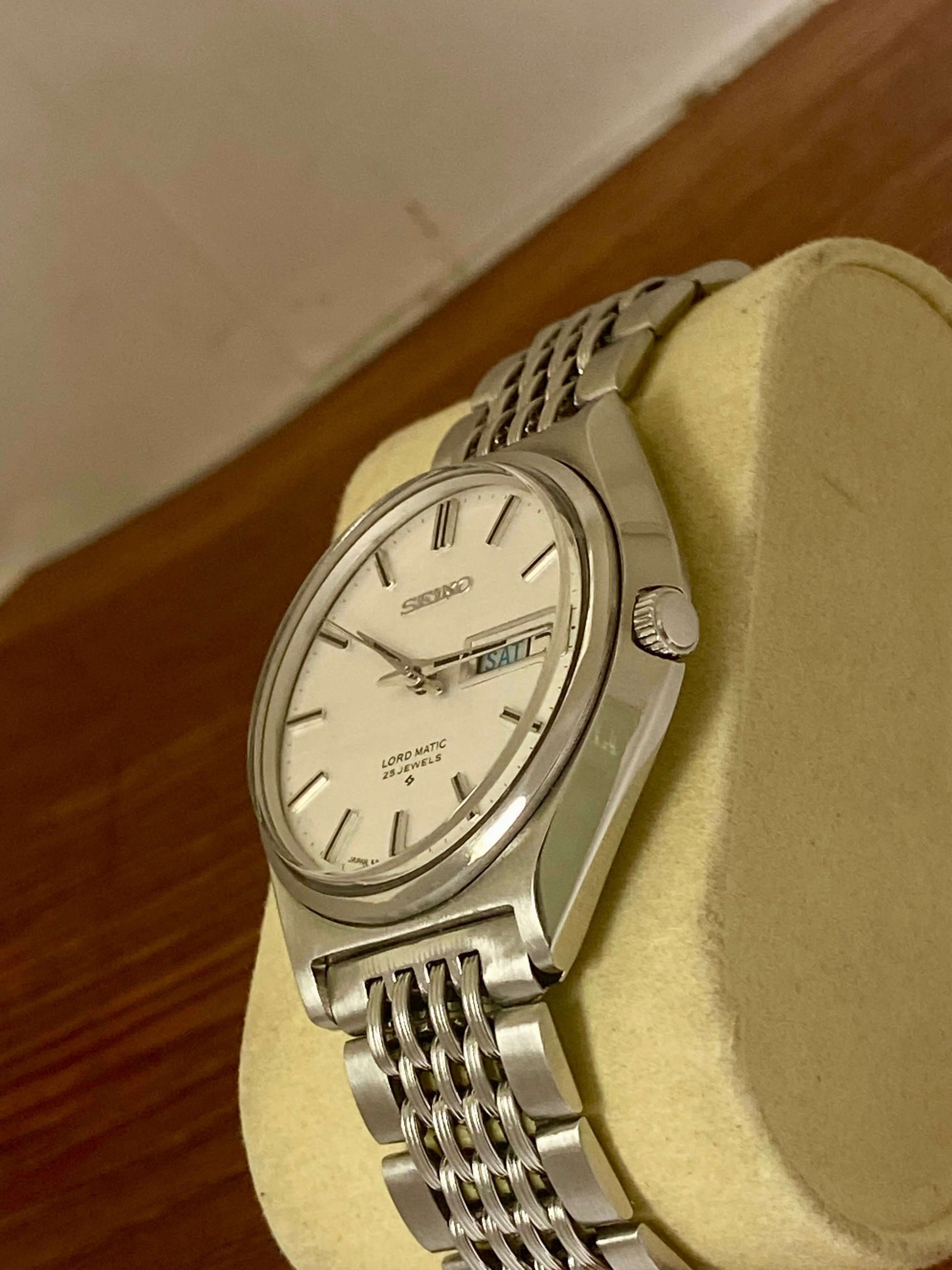 Vintage Seiko Lord Matic 5606-7010 watch with white linen dial and stainless steel bracelet, serviced automatic, made in May 1968.