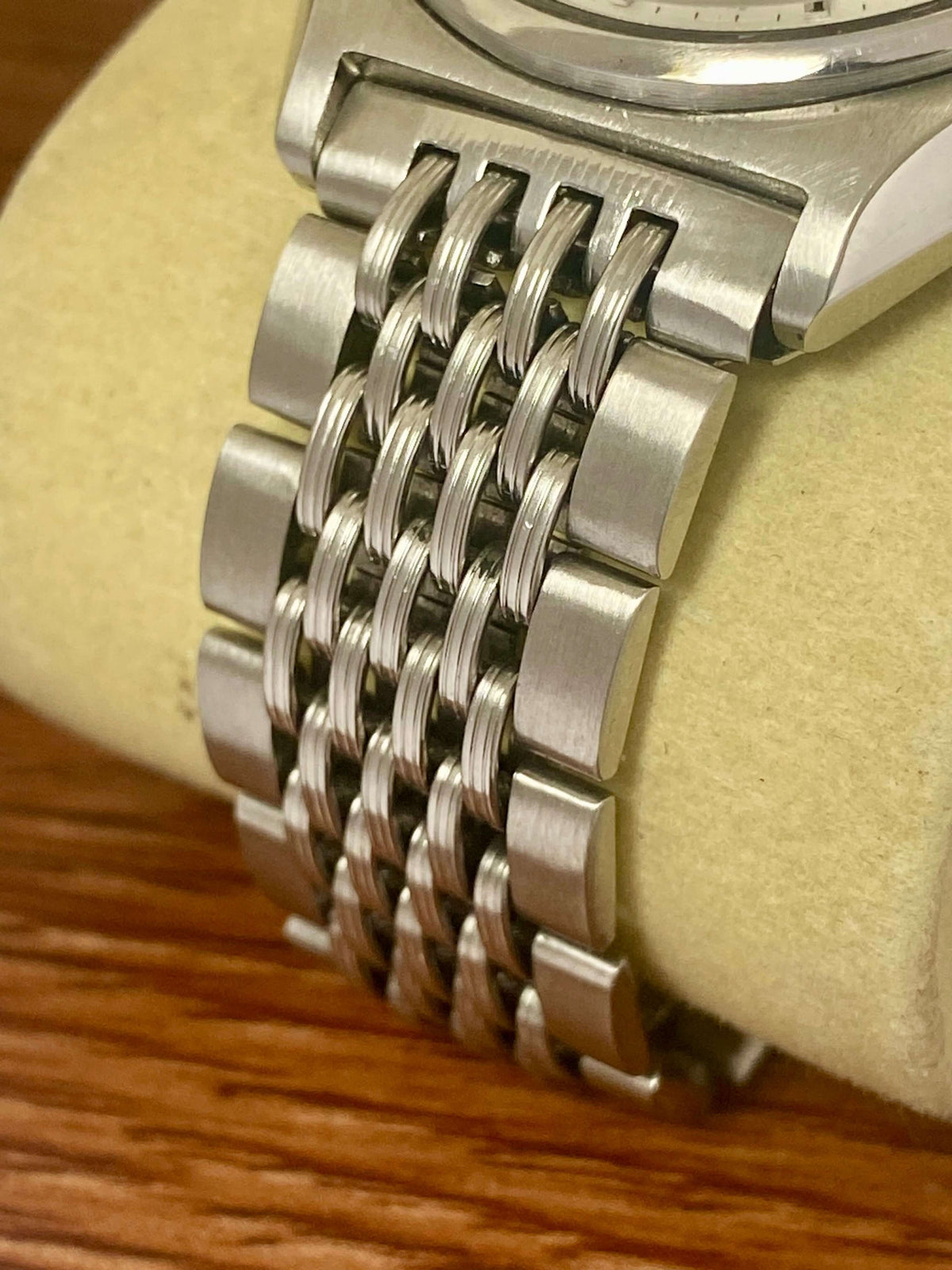 Close-up of the stainless steel bracelet of the Vintage Seiko Lord Matic 5606-7010 watch, showcasing its intricate design.