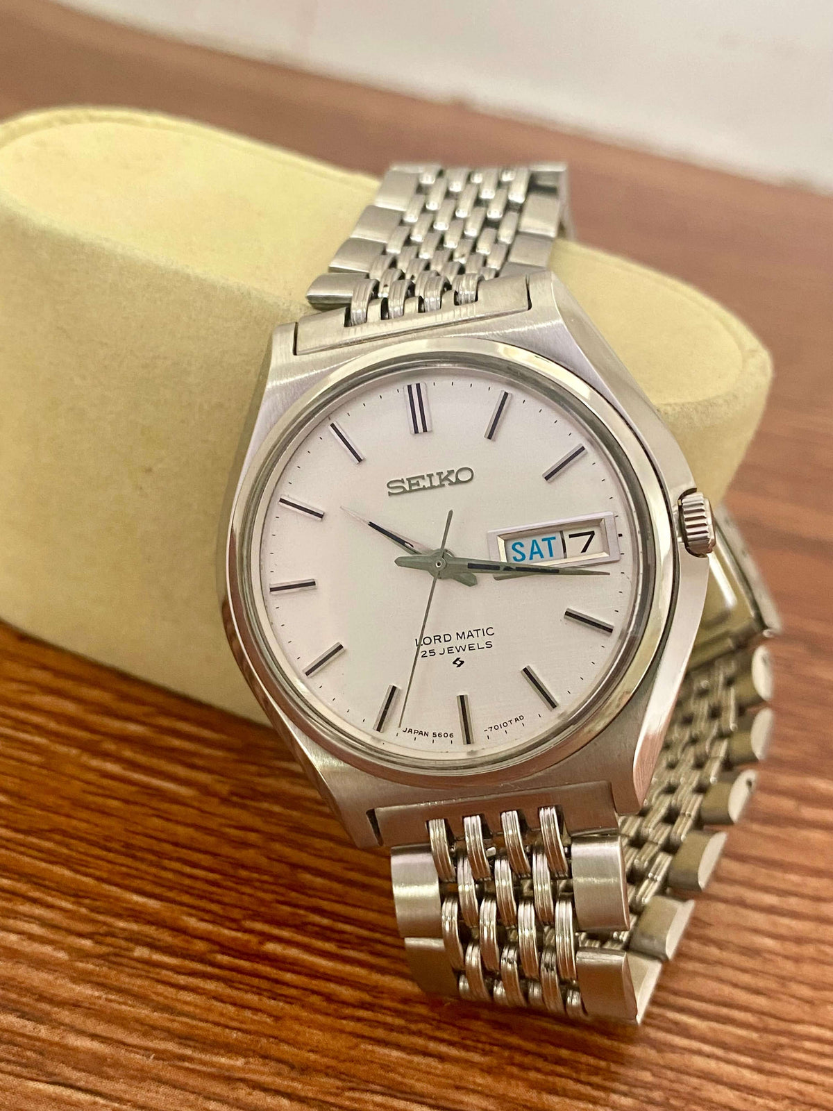 Vintage Seiko Lord Matic 5606-7010 showing original white linen dial and stainless steel bracelet.