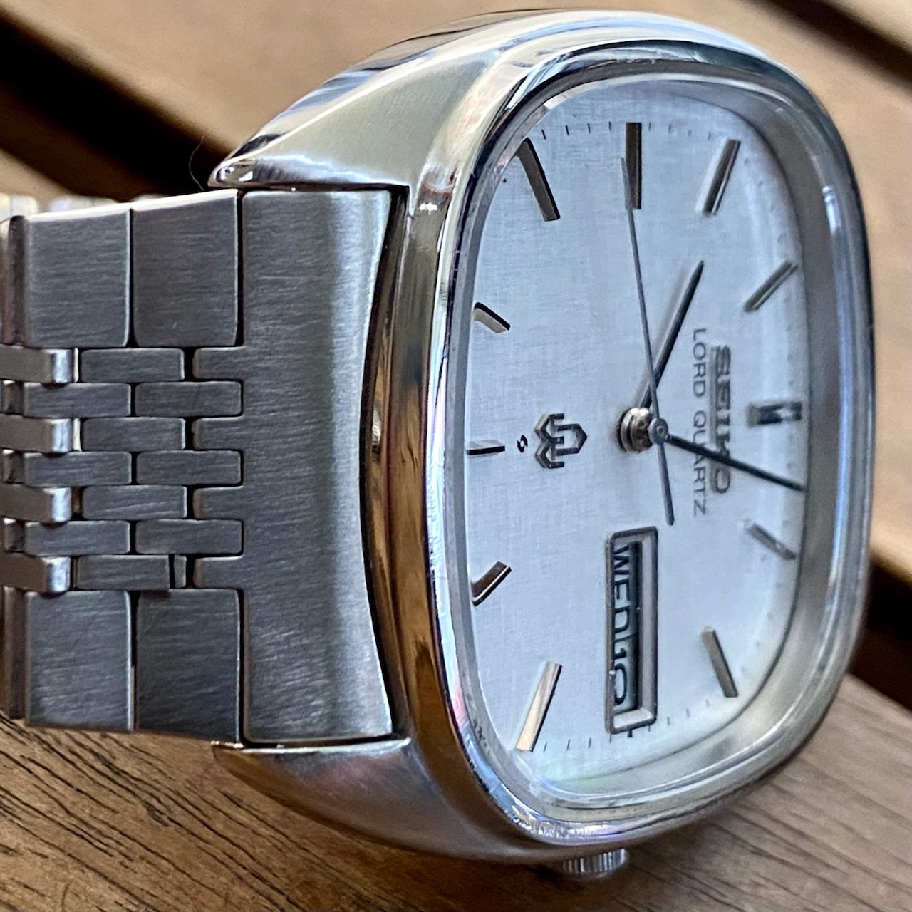 Vintage Seiko Lord Quartz 8243-5010, White Linen, August 1979 UK VINTAGE WATCH LTD