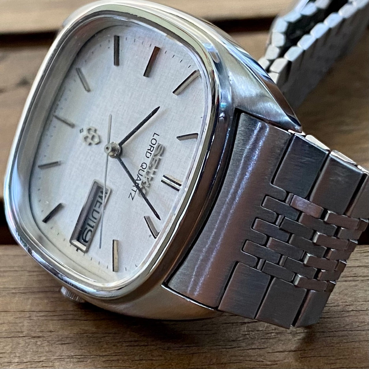 Vintage Seiko Lord Quartz 8243-5010, White Linen, August 1979 UK VINTAGE WATCH LTD