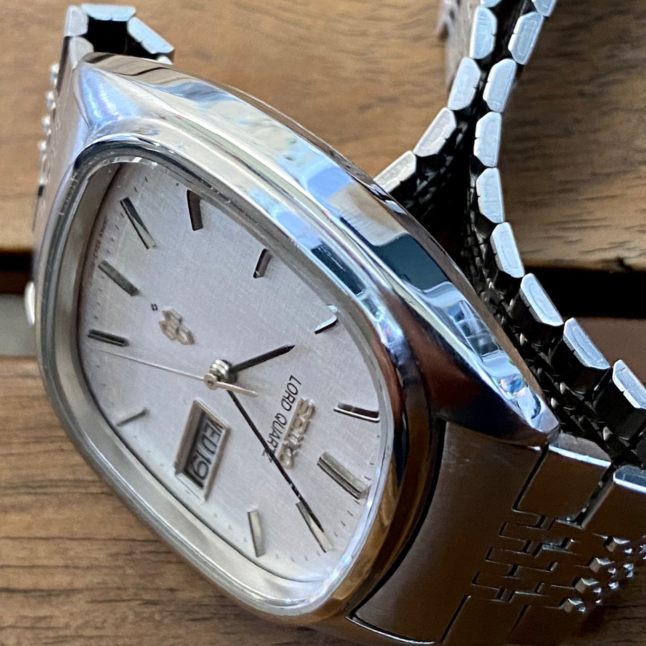 Vintage Seiko Lord Quartz 8243-5010, White Linen, August 1979 UK VINTAGE WATCH LTD