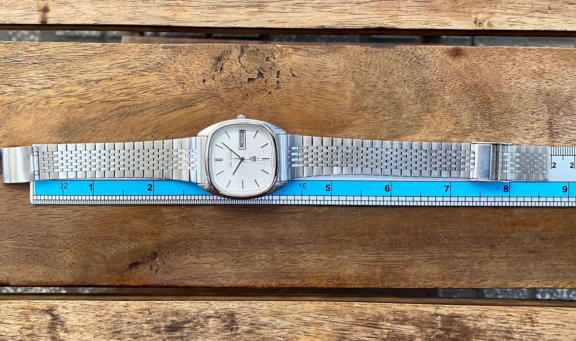 Vintage Seiko Lord Quartz 8243-5010, White Linen, August 1979 UK VINTAGE WATCH LTD