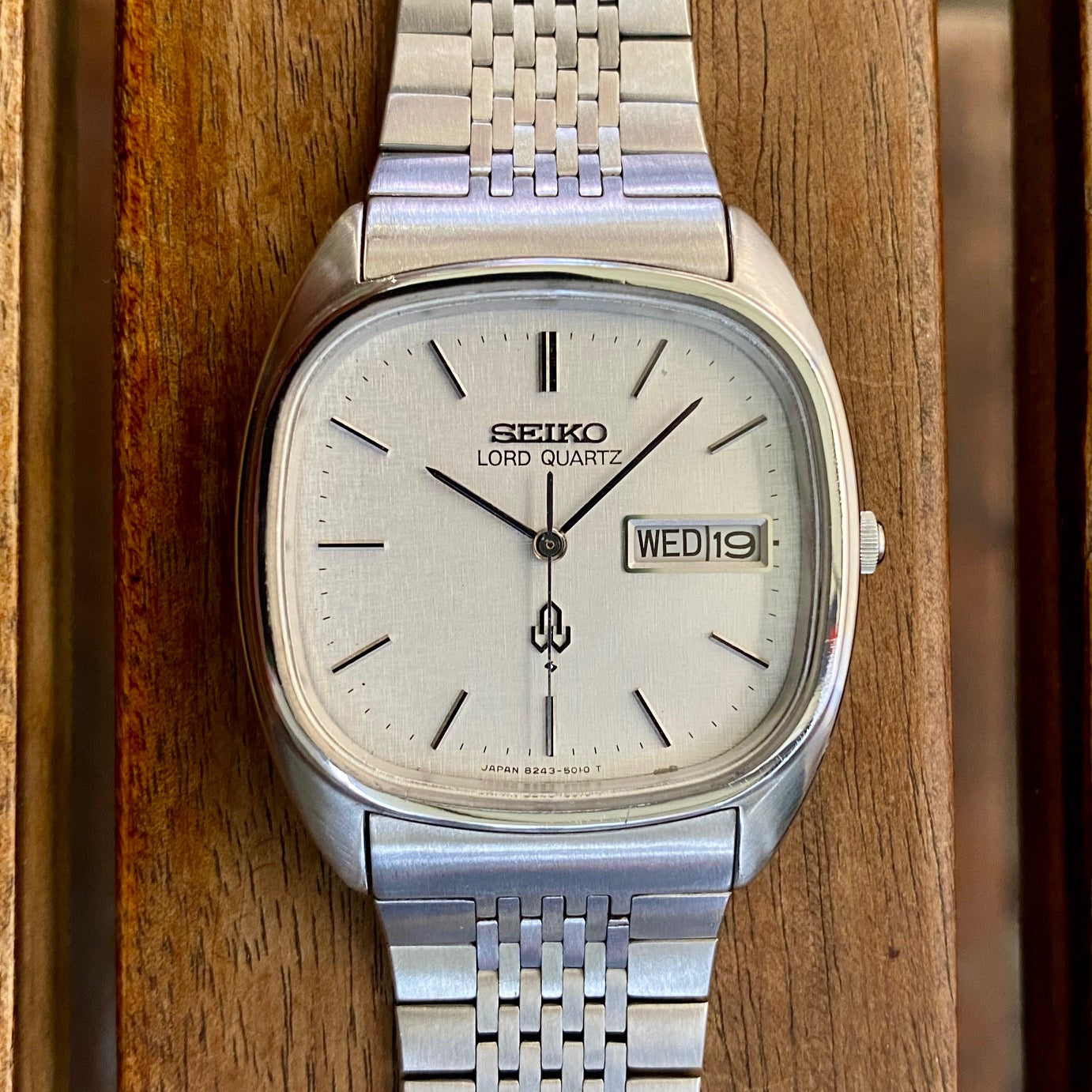 Vintage Seiko Lord Quartz 8243-5010, White Linen, August 1979 UK VINTAGE WATCH LTD