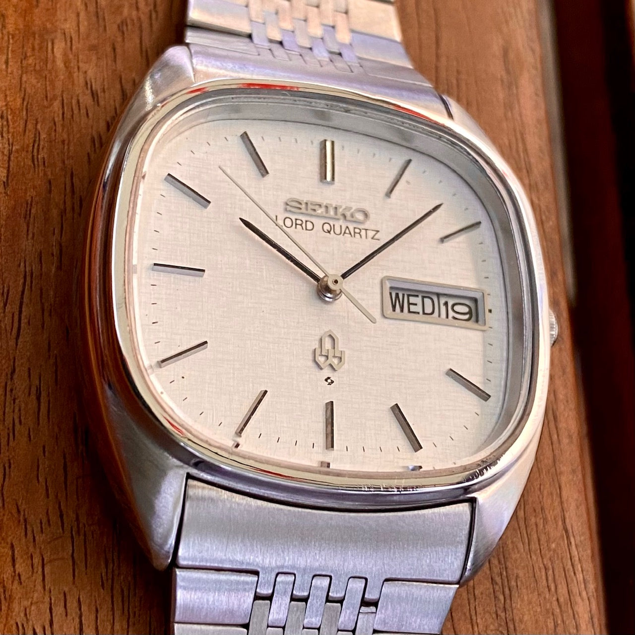 Vintage Seiko Lord Quartz 8243-5010, White Linen, August 1979 UK VINTAGE WATCH LTD