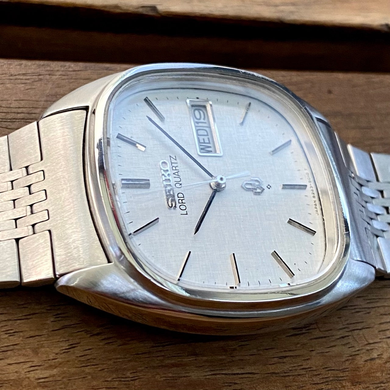 Vintage Seiko Lord Quartz 8243-5010, White Linen, August 1979 UK VINTAGE WATCH LTD