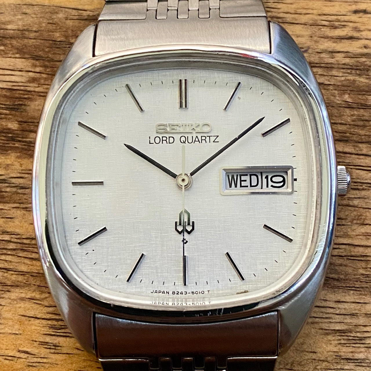 Vintage Seiko Lord Quartz 8243-5010, White Linen, August 1979 UK VINTAGE WATCH LTD