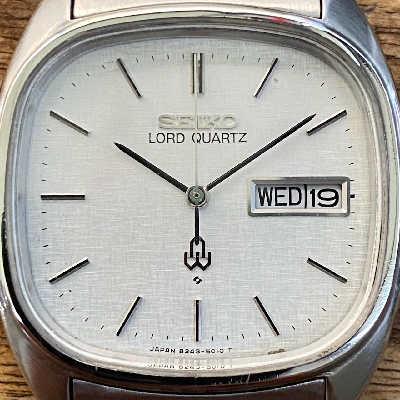 Vintage Seiko Lord Quartz 8243-5010, White Linen, August 1979 UK VINTAGE WATCH LTD