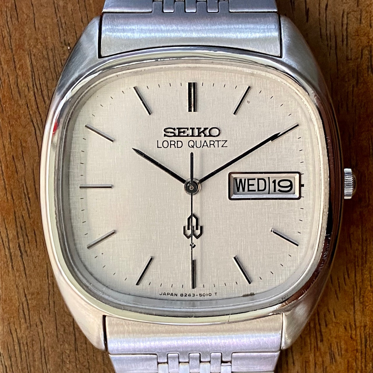 Vintage Seiko Lord Quartz 8243-5010, White Linen, August 1979 UK VINTAGE WATCH LTD