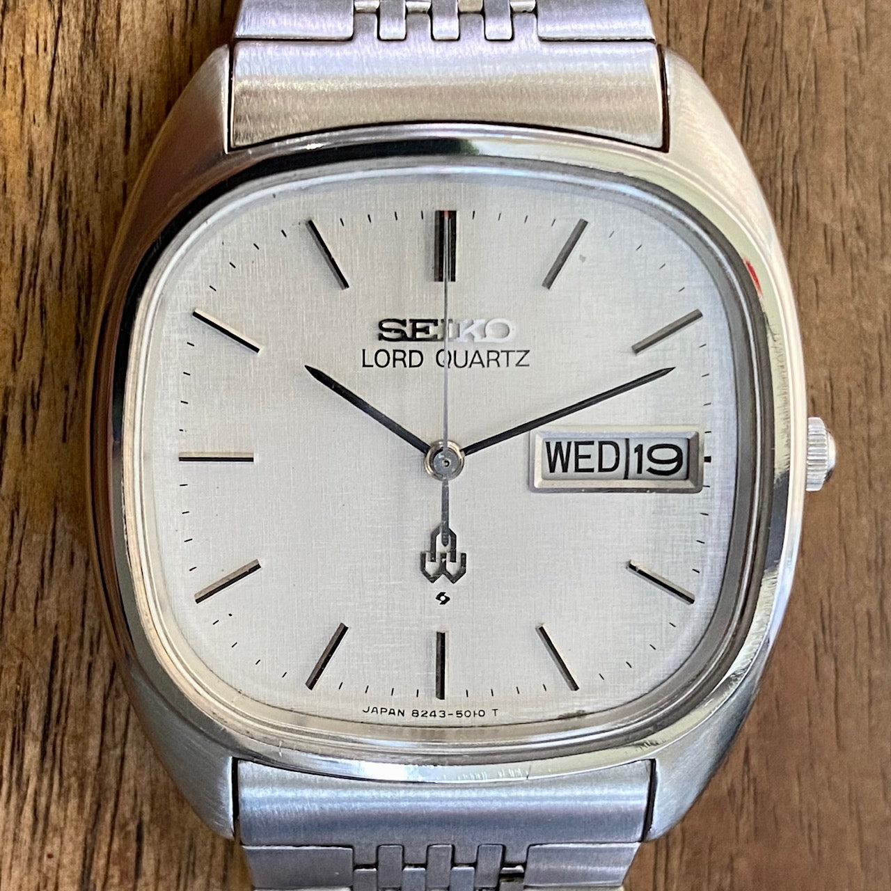 Vintage Seiko Lord Quartz 8243-5010, White Linen, August 1979 UK VINTAGE WATCH LTD