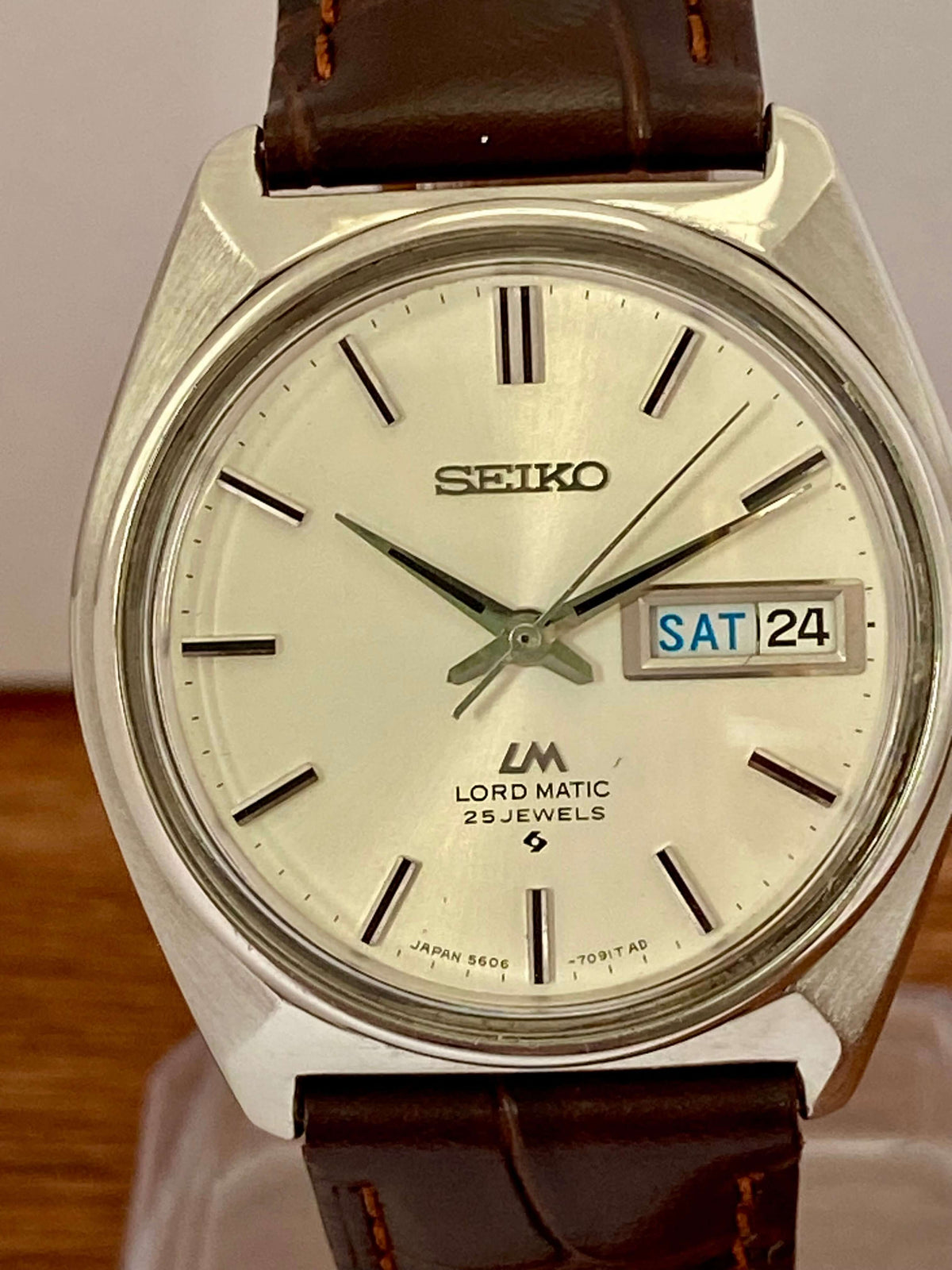 Vintage Seiko Lord Matic 5606-7000 watch, original dial in great condition, serviced auto, with bilingual day/date display.