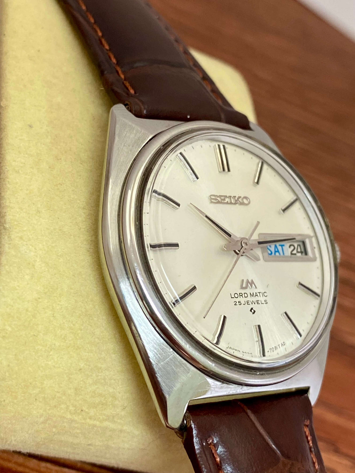 Vintage Seiko Lord Matic 5606-7000 watch with brown leather strap and original dial in great condition.