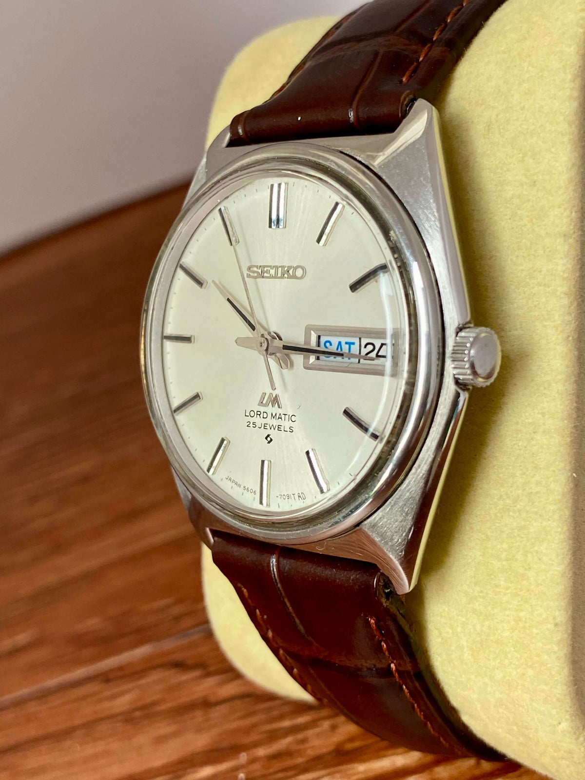 Vintage Seiko Lord Matic 5606-7000 watch with original dial and bilingual day/date feature.