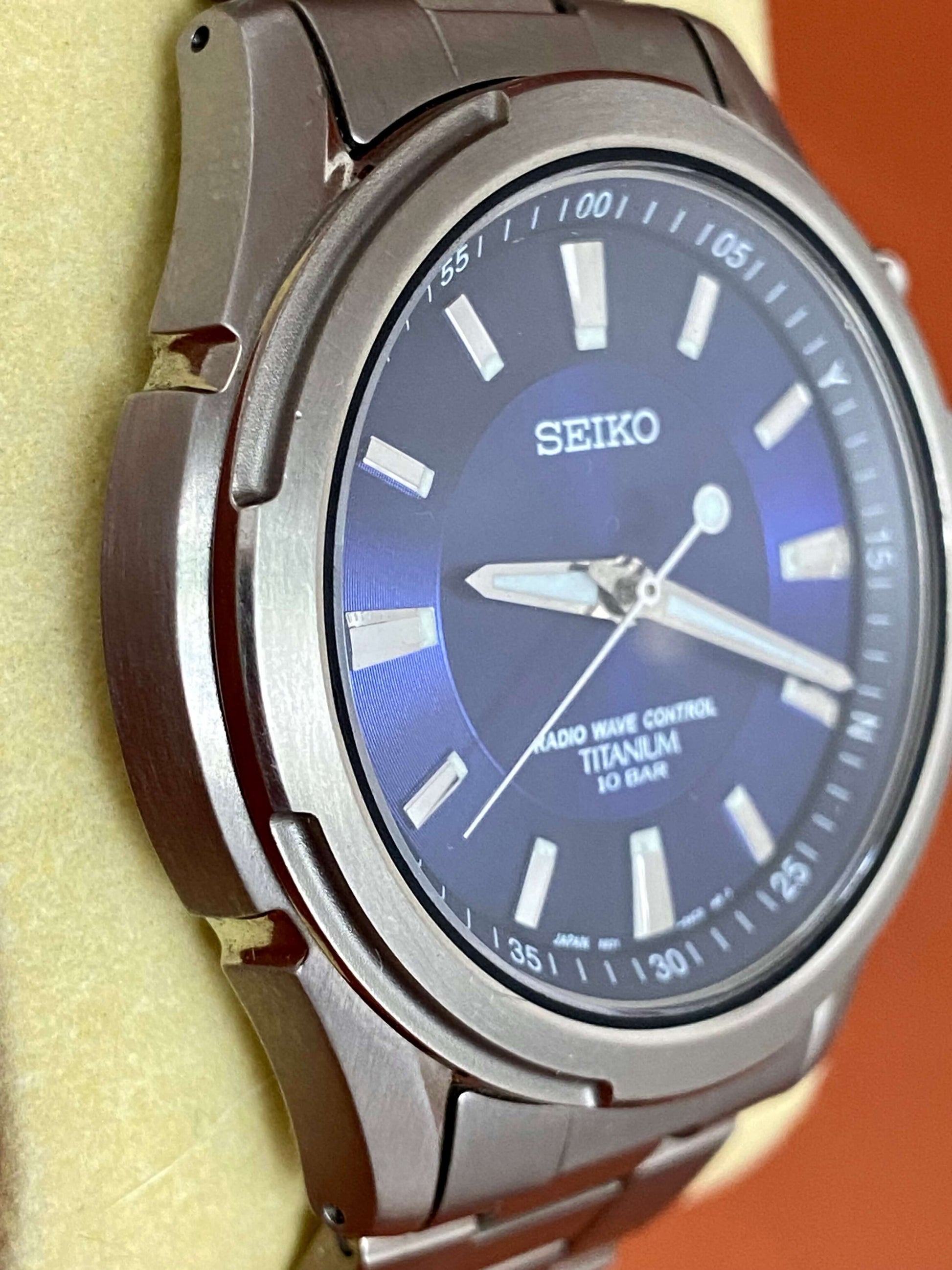 Seiko Quartz Radio Wave 5B21-0AB0 Blue, Top-left