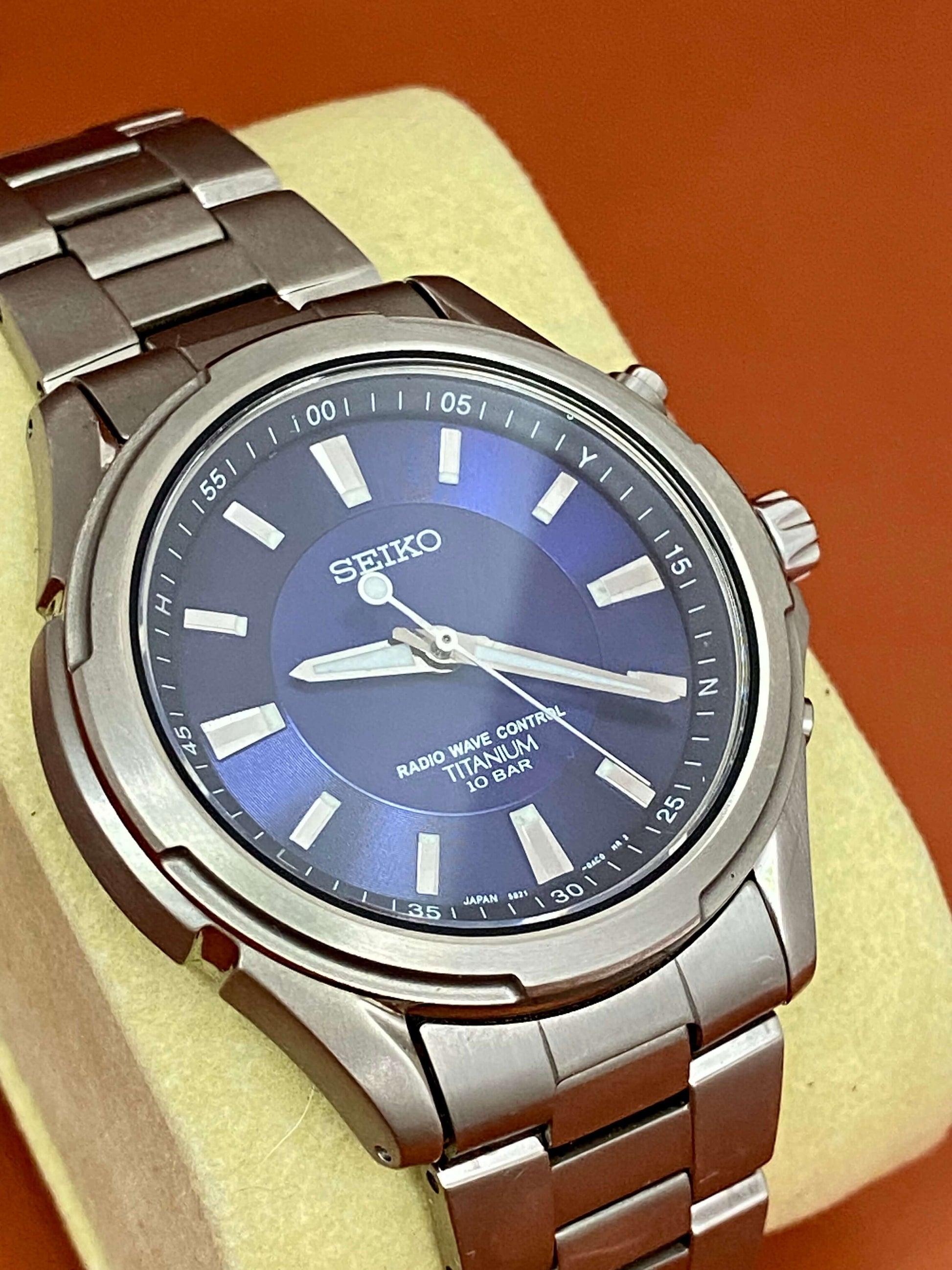 Seiko Quartz Radio Wave 5B21-0AB0 Blue, Front-left